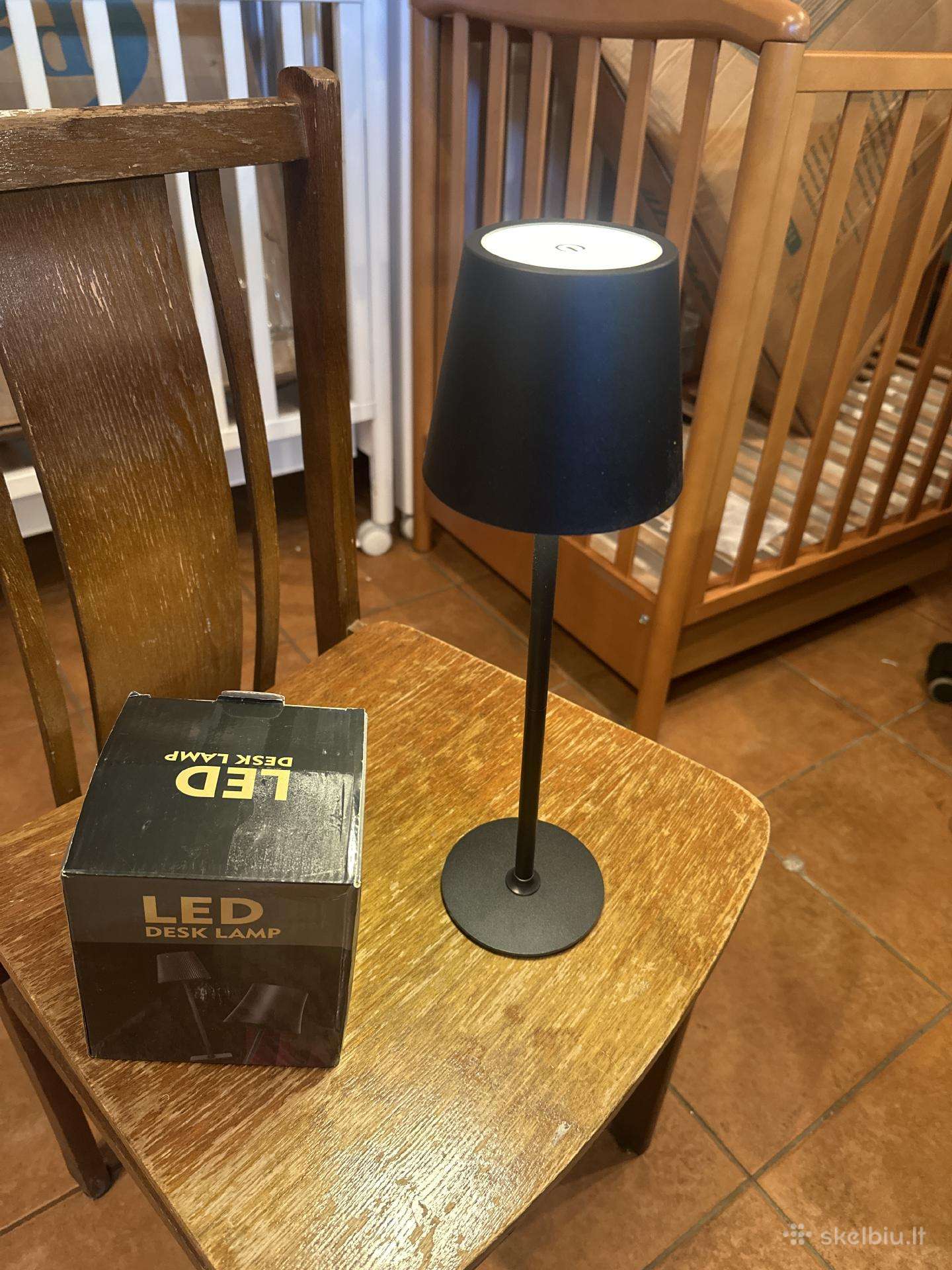 LED stalinė lempa su akumuliatoriumi