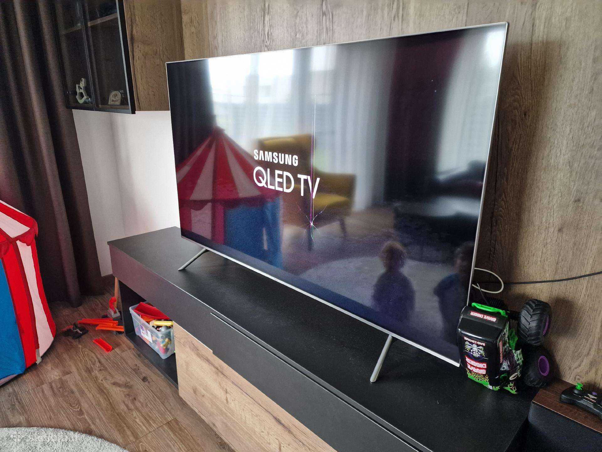 Televizorius Samsung Qled65 daužtas