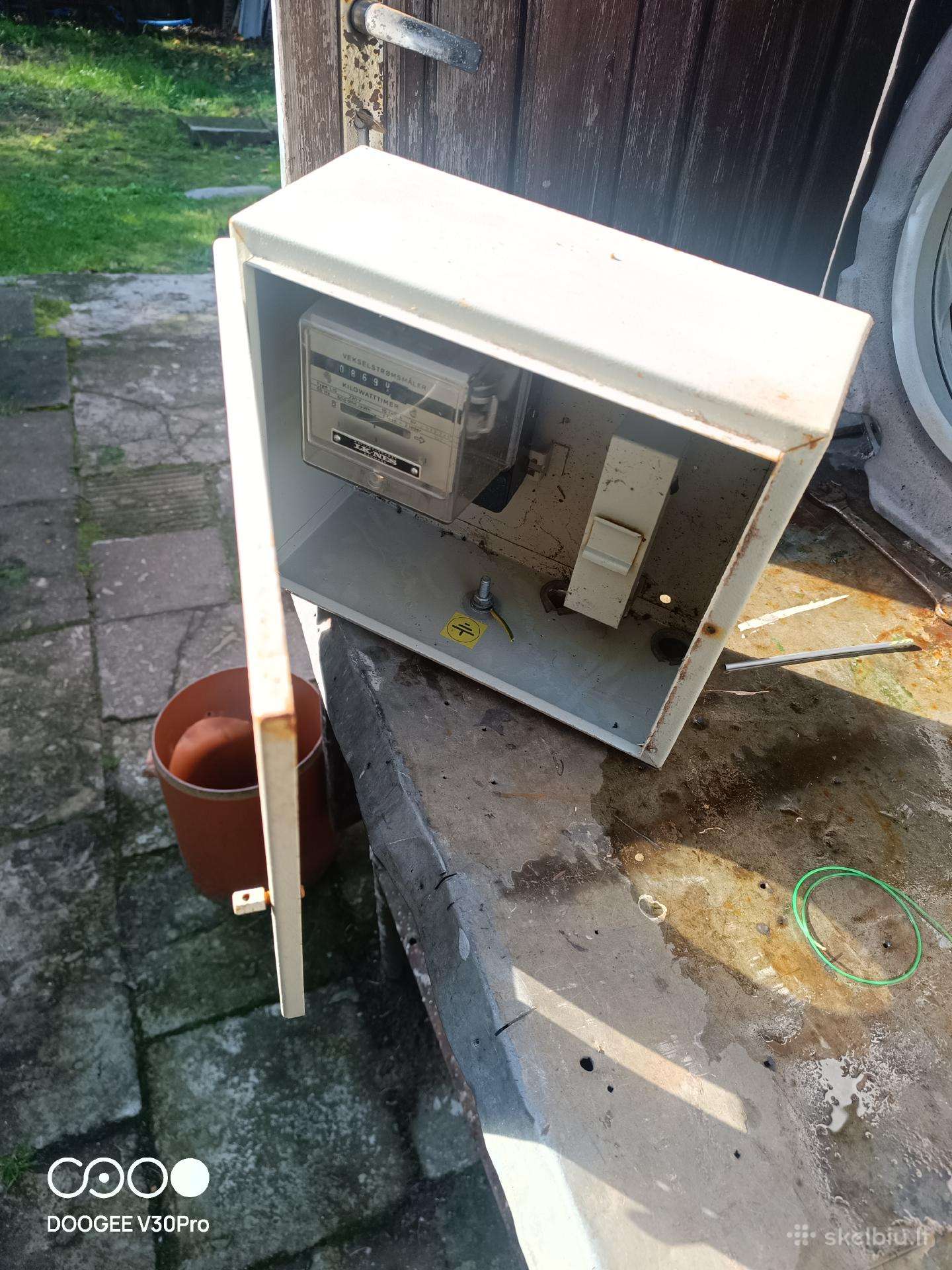 Skydelis elektros su elektros skaitikliu.