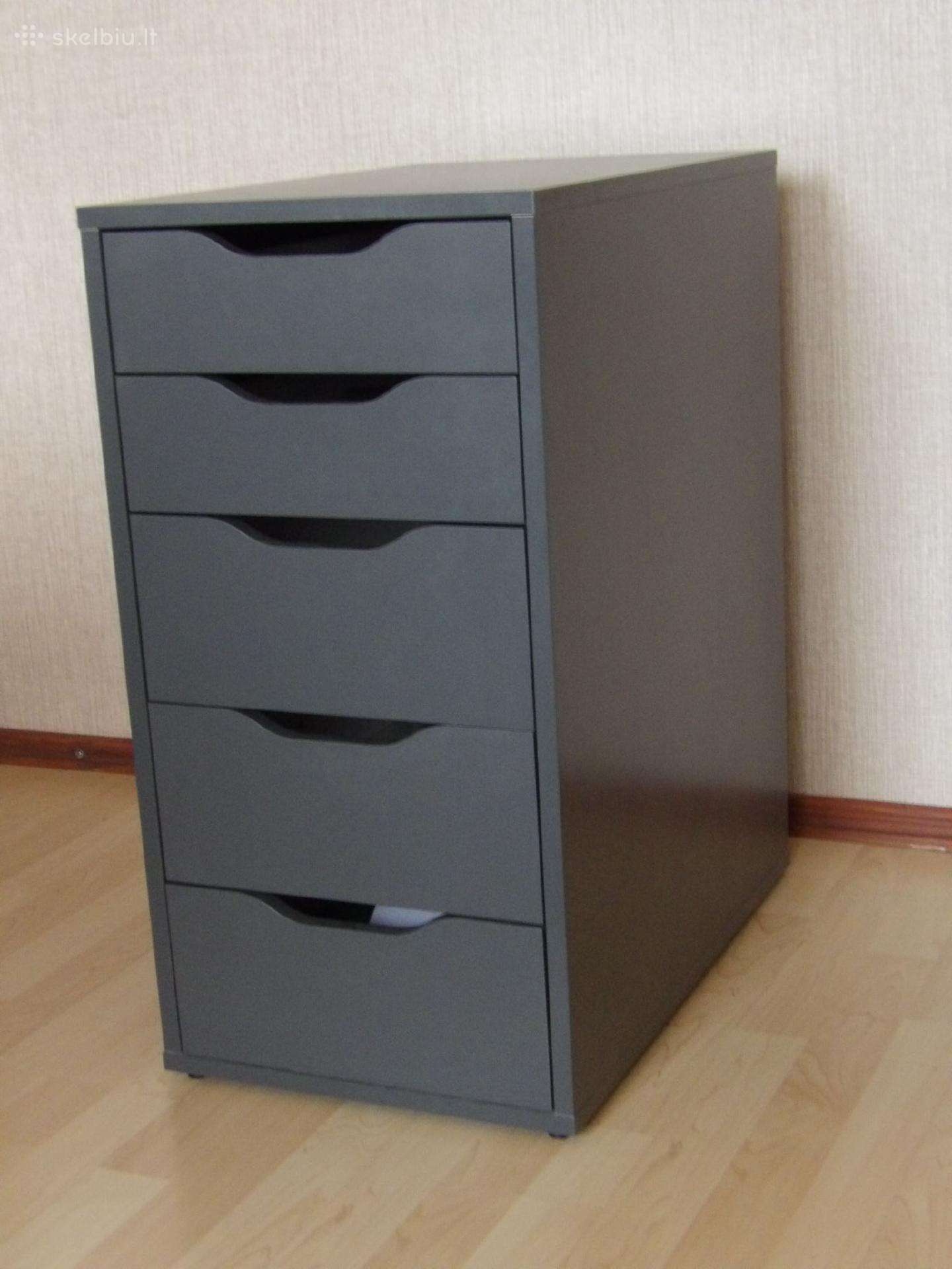 Spintelė su stalčiais