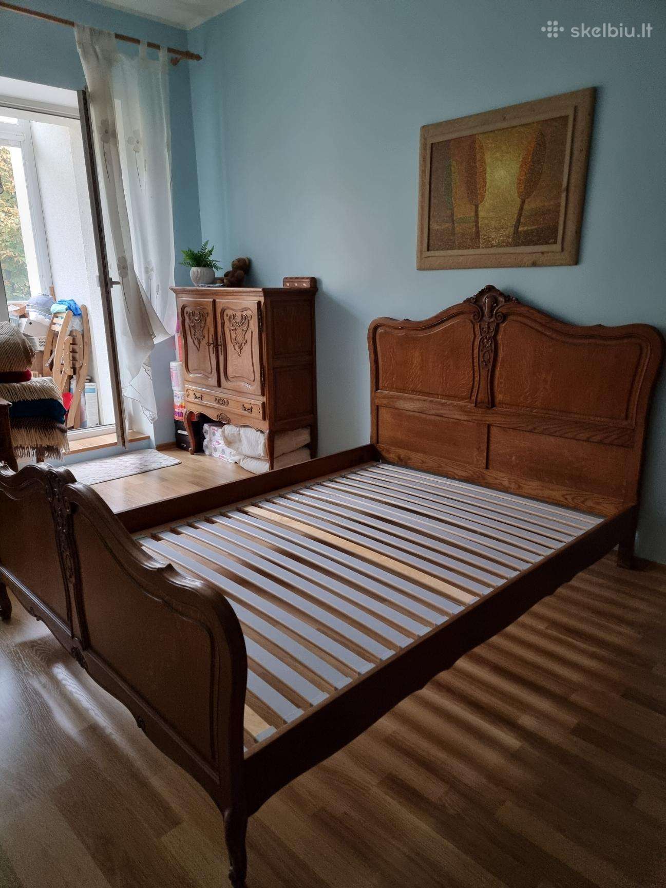 Graži vintažinė lova su grotelėmis
