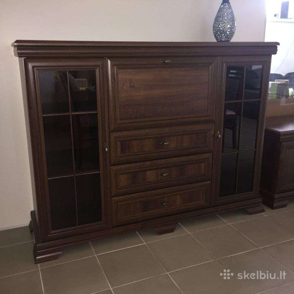 Komoda su stiklais