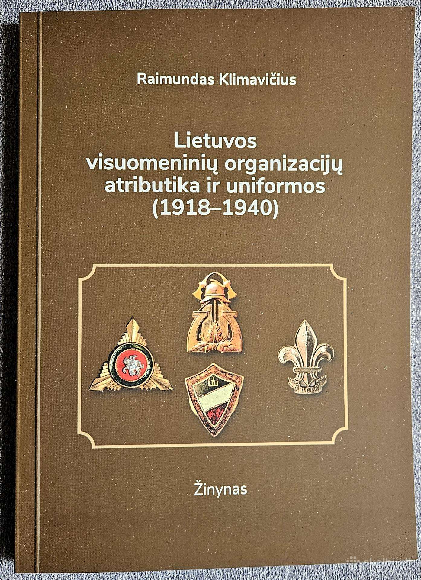 Knyga apie tarpukario uniformas