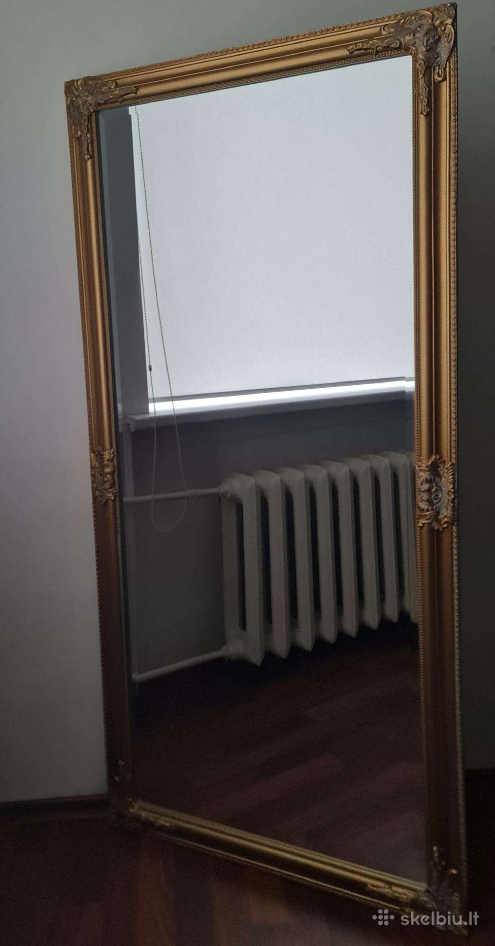 Didelis, puošnus veidrodis