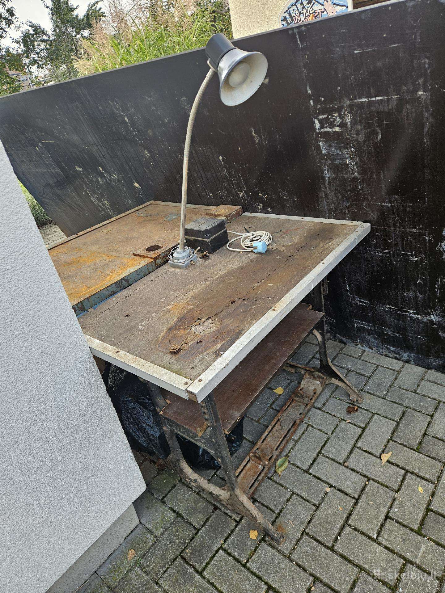 Parduodu buvusį siuvimo stalą
