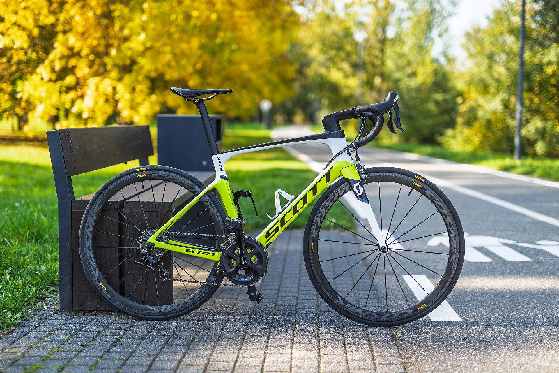Scott Foil 30 su karboniniais Mavic Cosmic ratais
