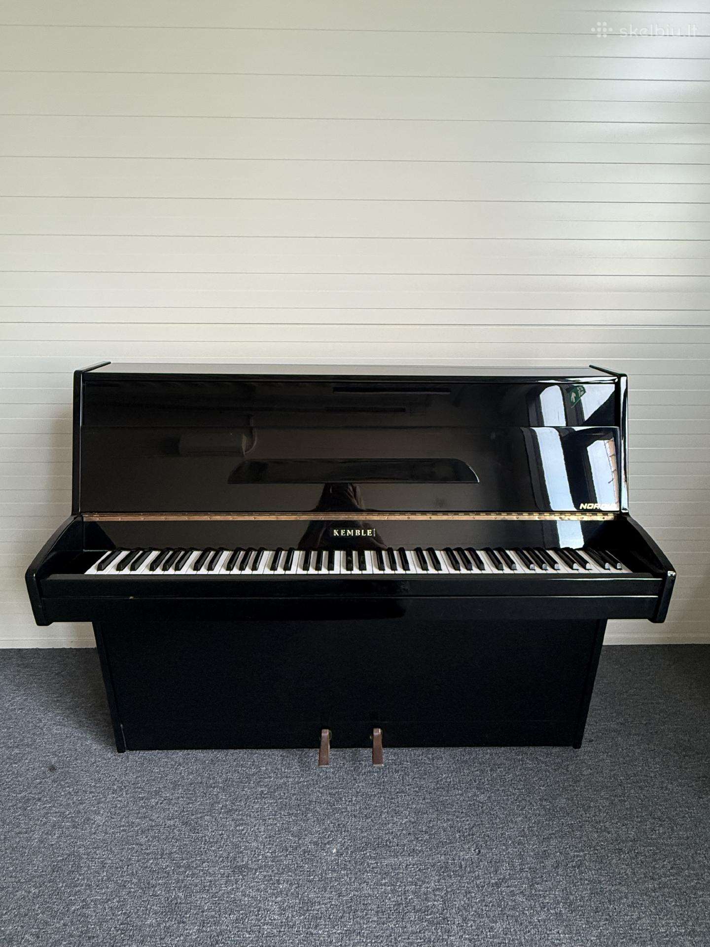 Kompaktiškas „kemble“ pianinas – juodas, blizgus