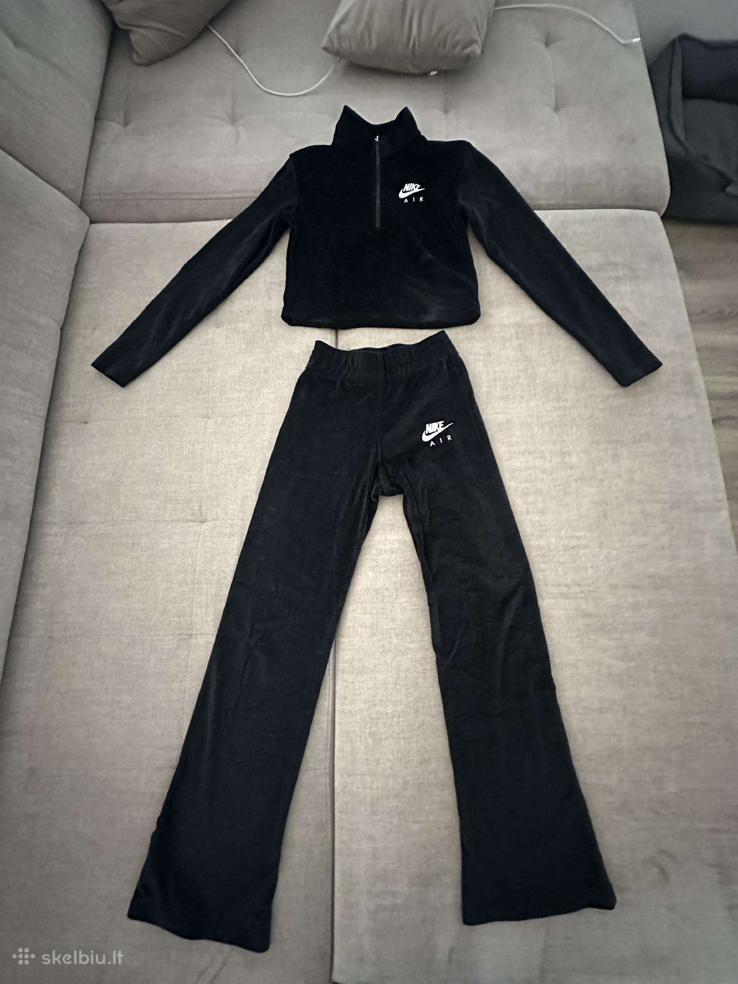 Nike veliūrinis kostiumėlis