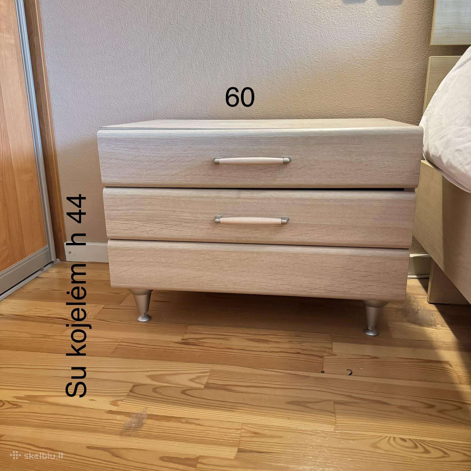 Spintelė prie miegamojo lovos