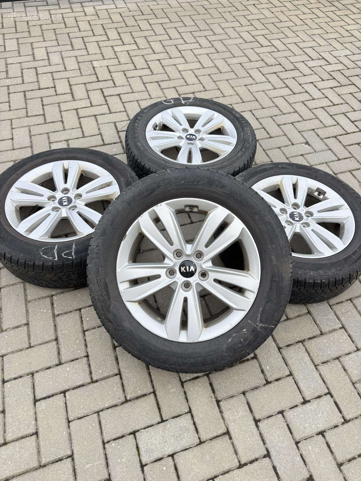 R17 Kia originalūs ratai su žieminėmis padangom