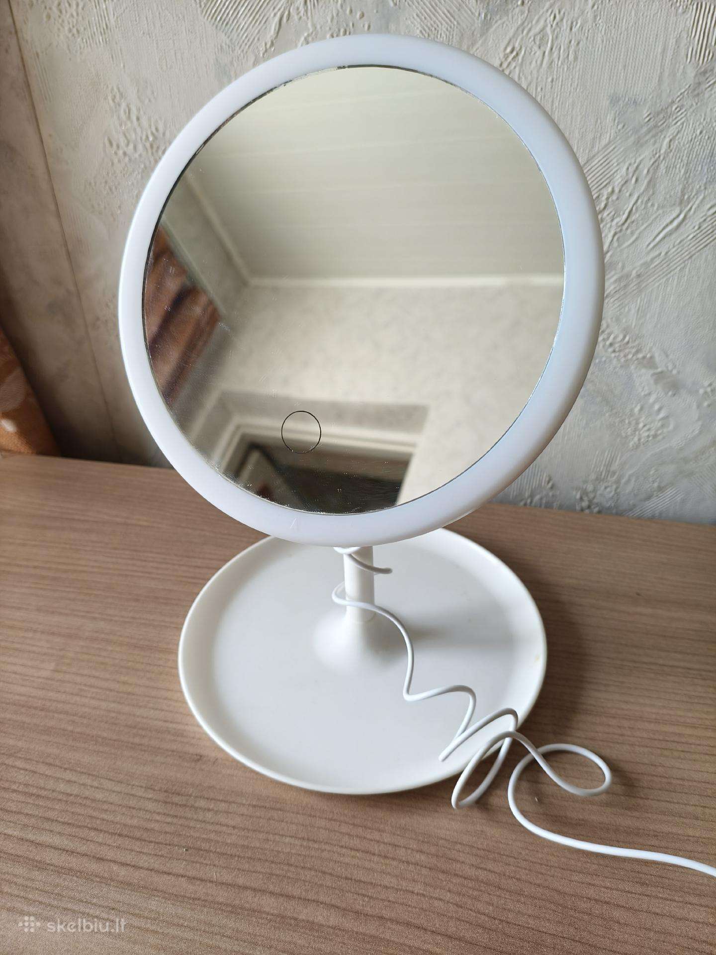 Kosmetinis veidrodis su LED apšvietimu