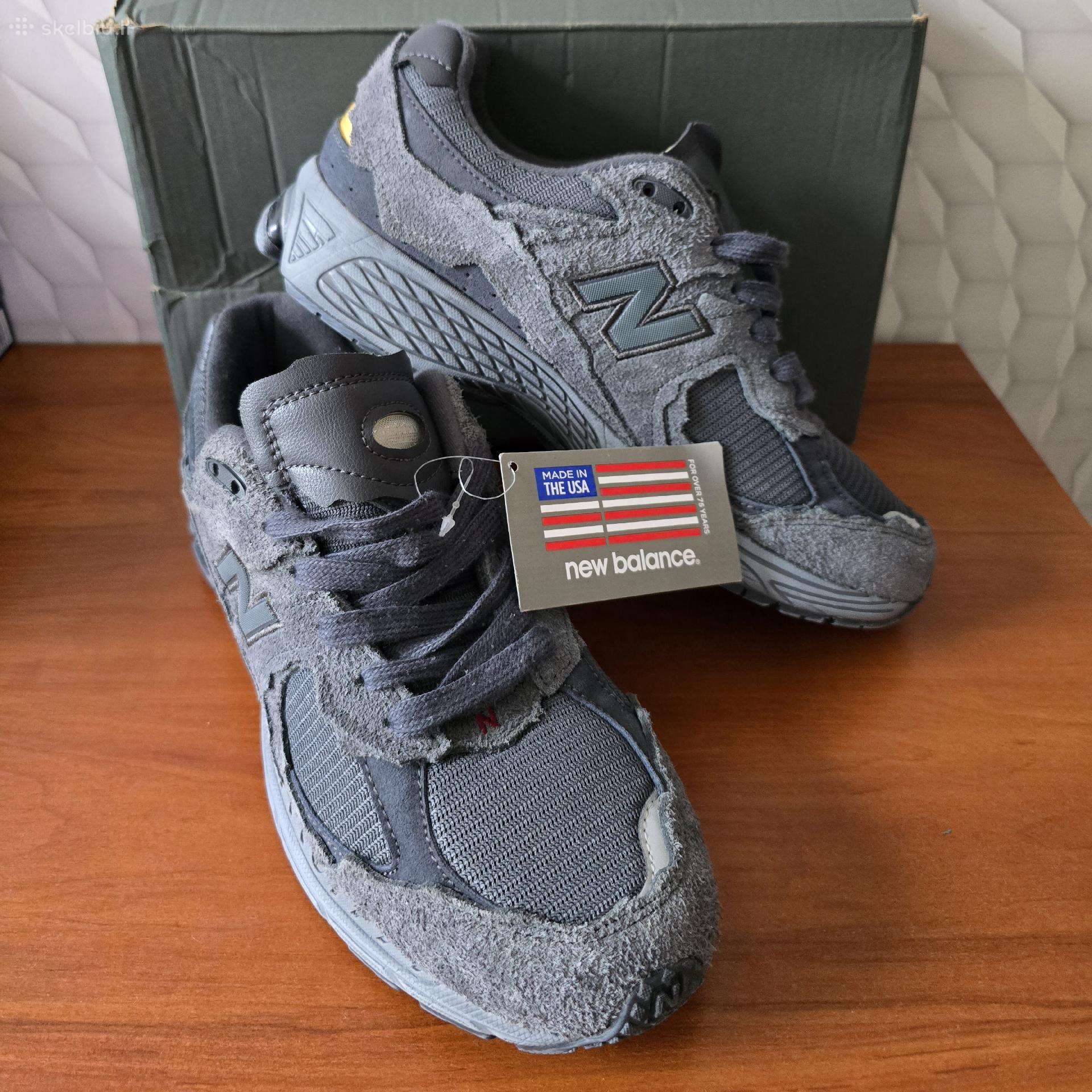 New Balance 2002r