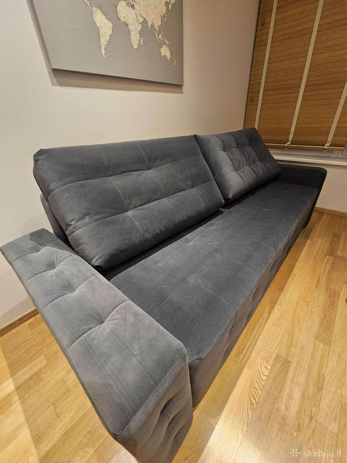 Mėlyna velvetinė dvigulė / viengulė sofa-lova.
