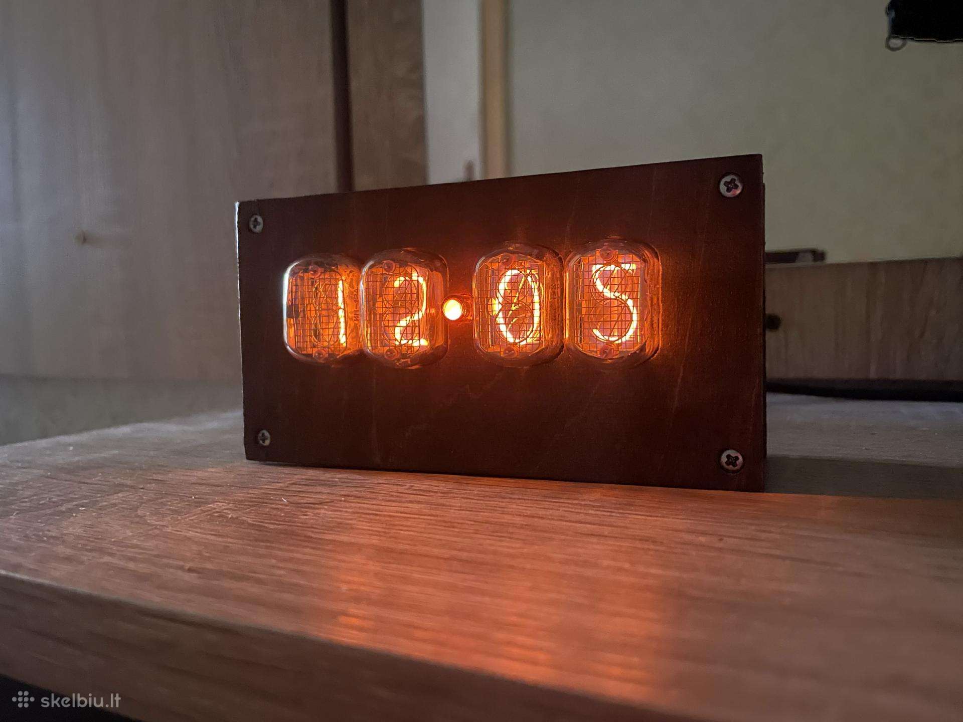 Laikrodis su indikatorinėmis In-12 Nixie lempomis