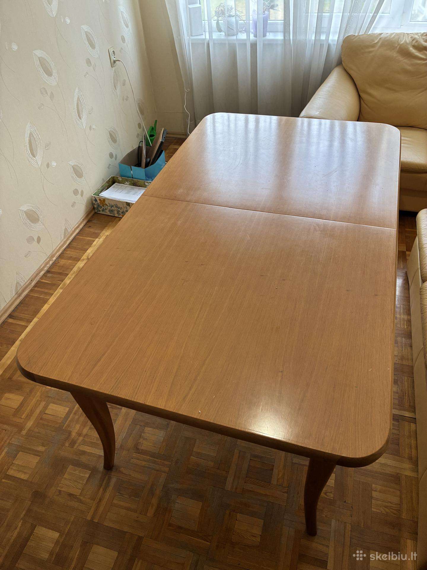 Išskleidžiamas medinis valgomojo stalas