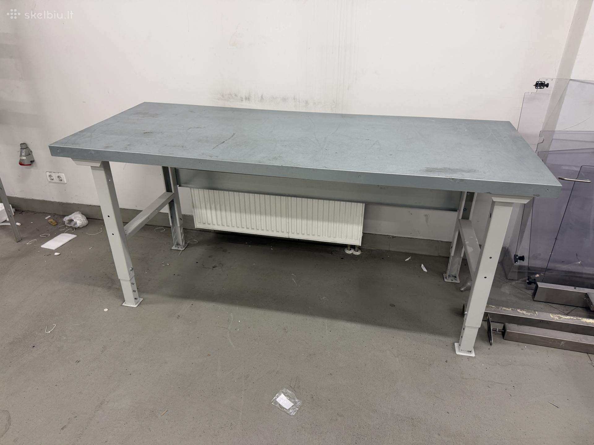 Darbastalis metaliniu stalviršiu