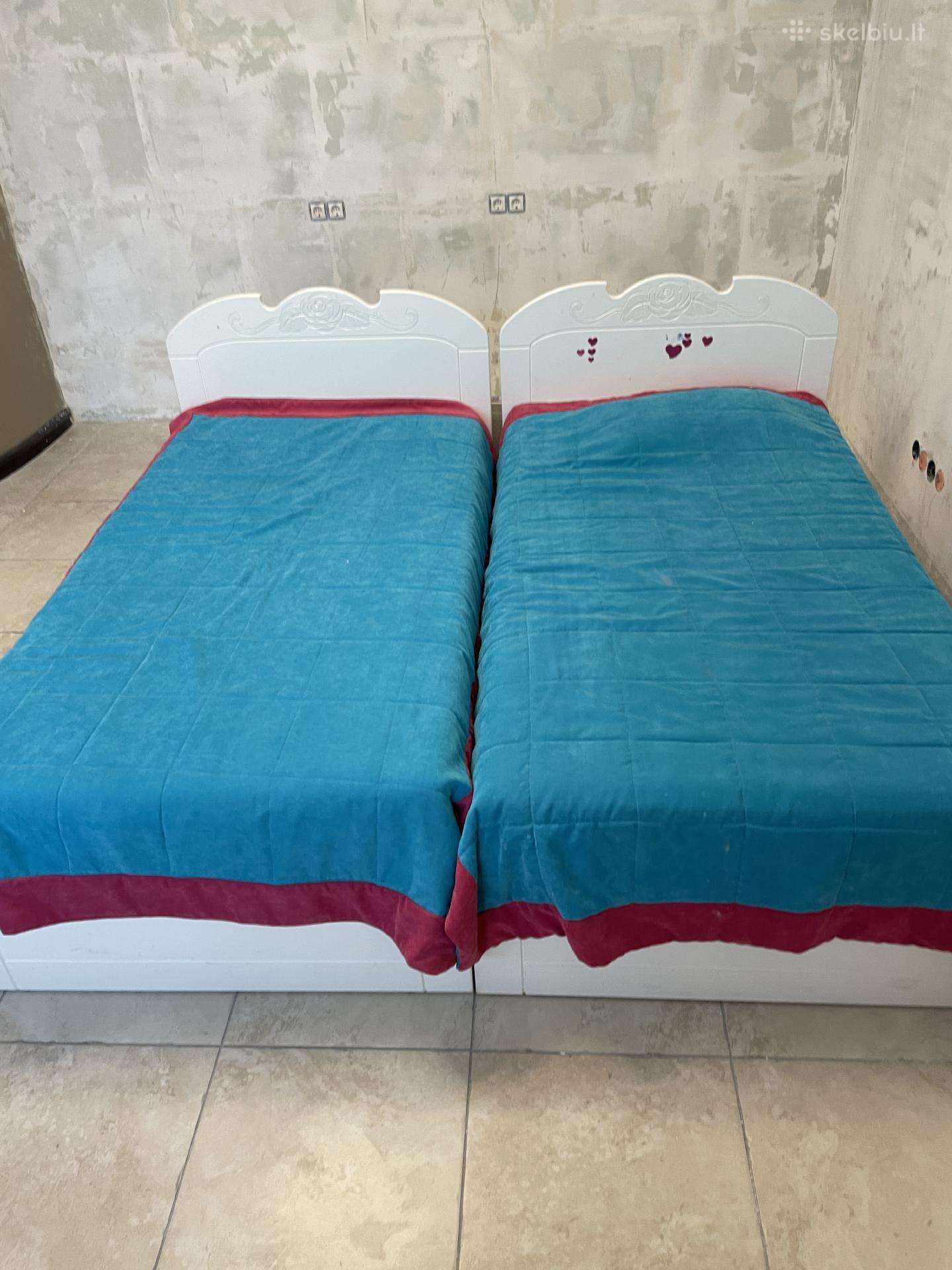 Atiduodamos 2 vaikiškos lovytės šį čiužiniais