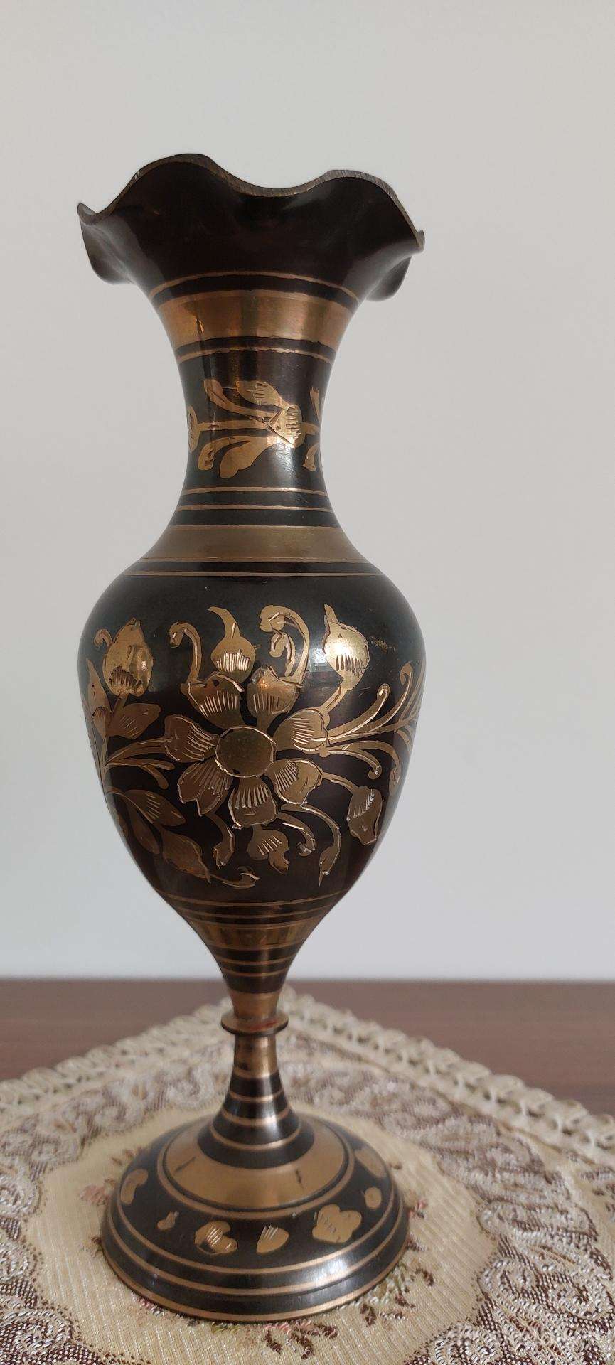 Juodinto žalvario vaza (aukšt. 20,5 cm)