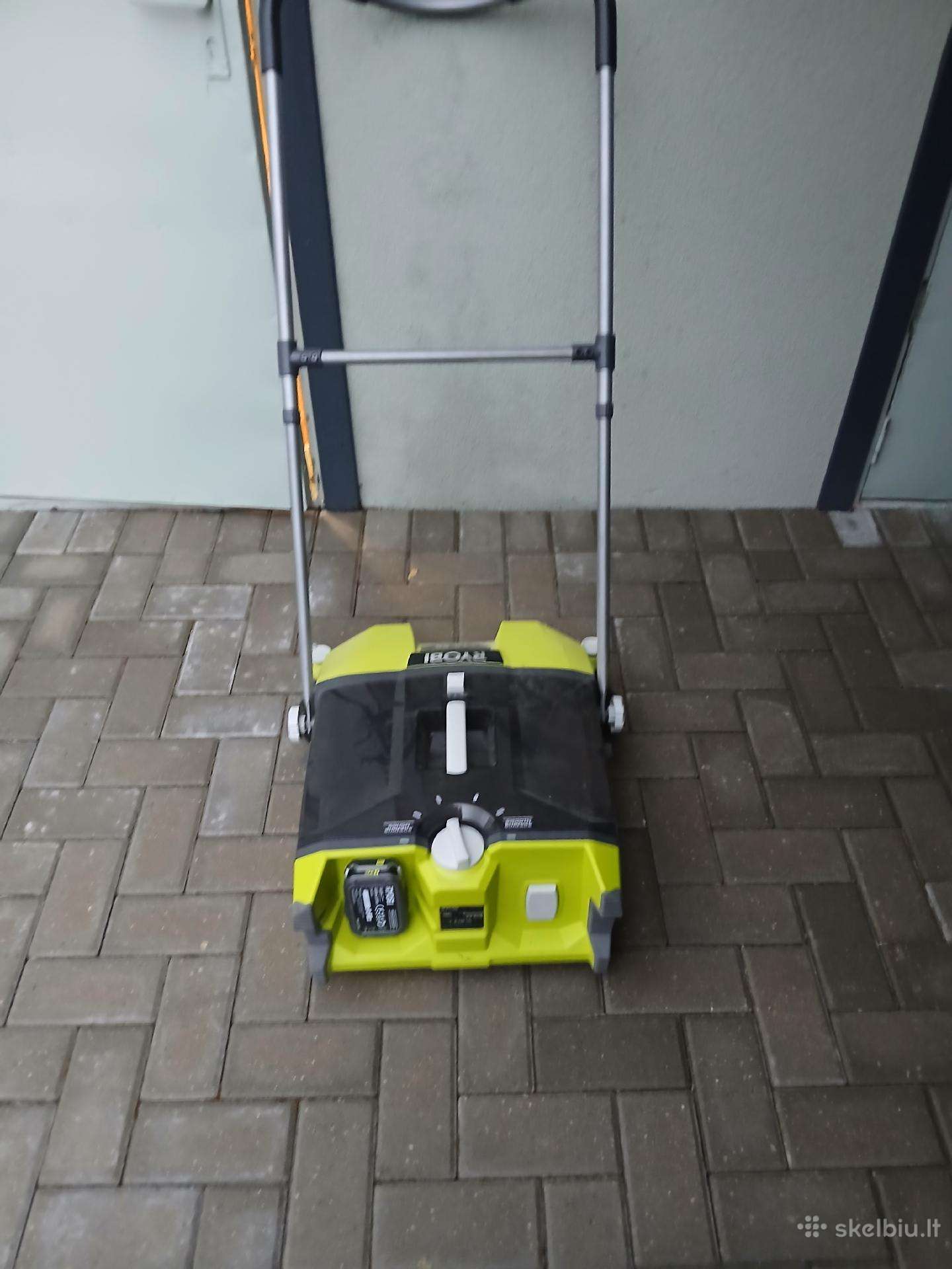 Akumuliatorinė šlavimo mašina Ryobi.