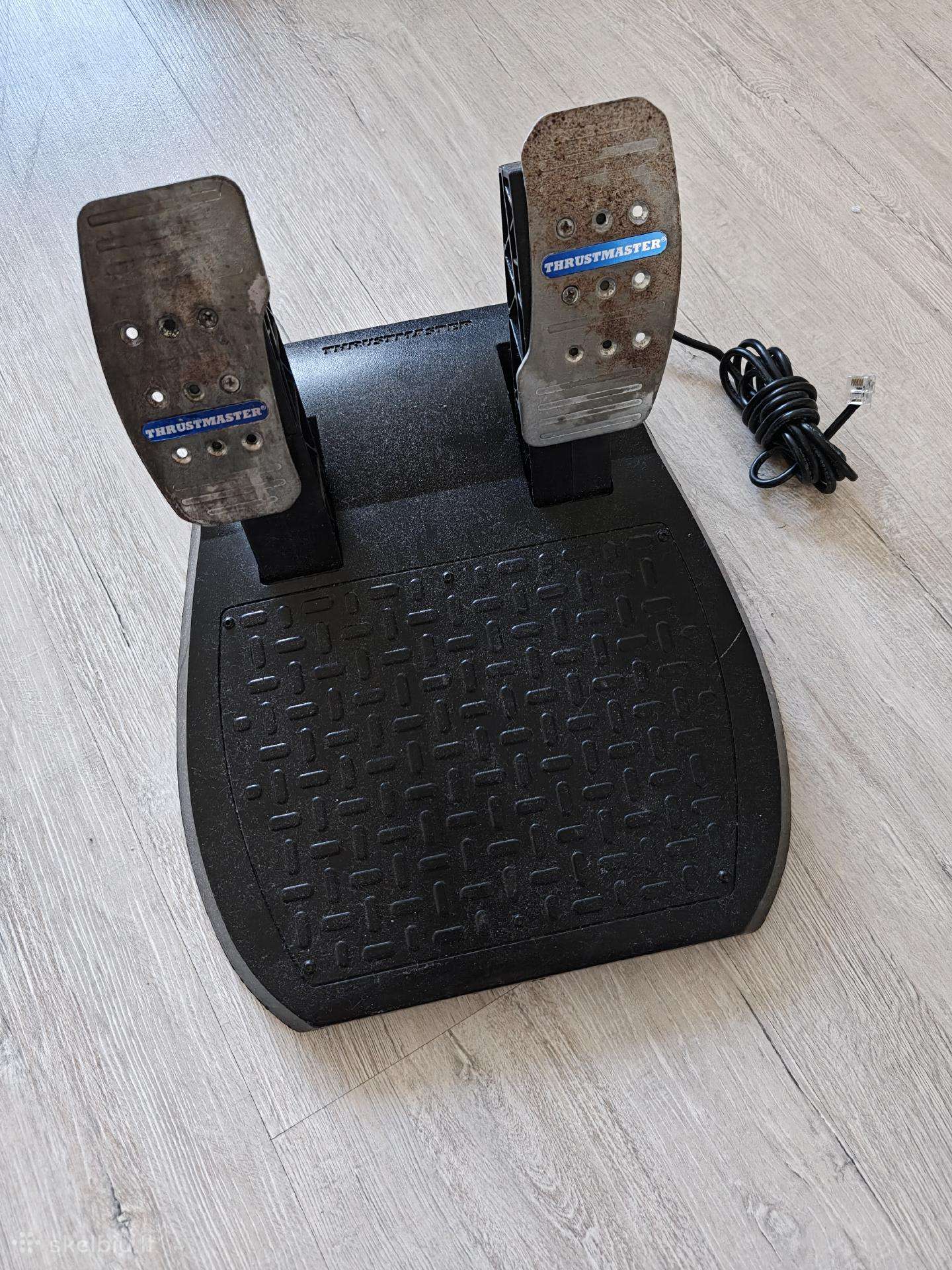 Thrustmaster T300 pedalai