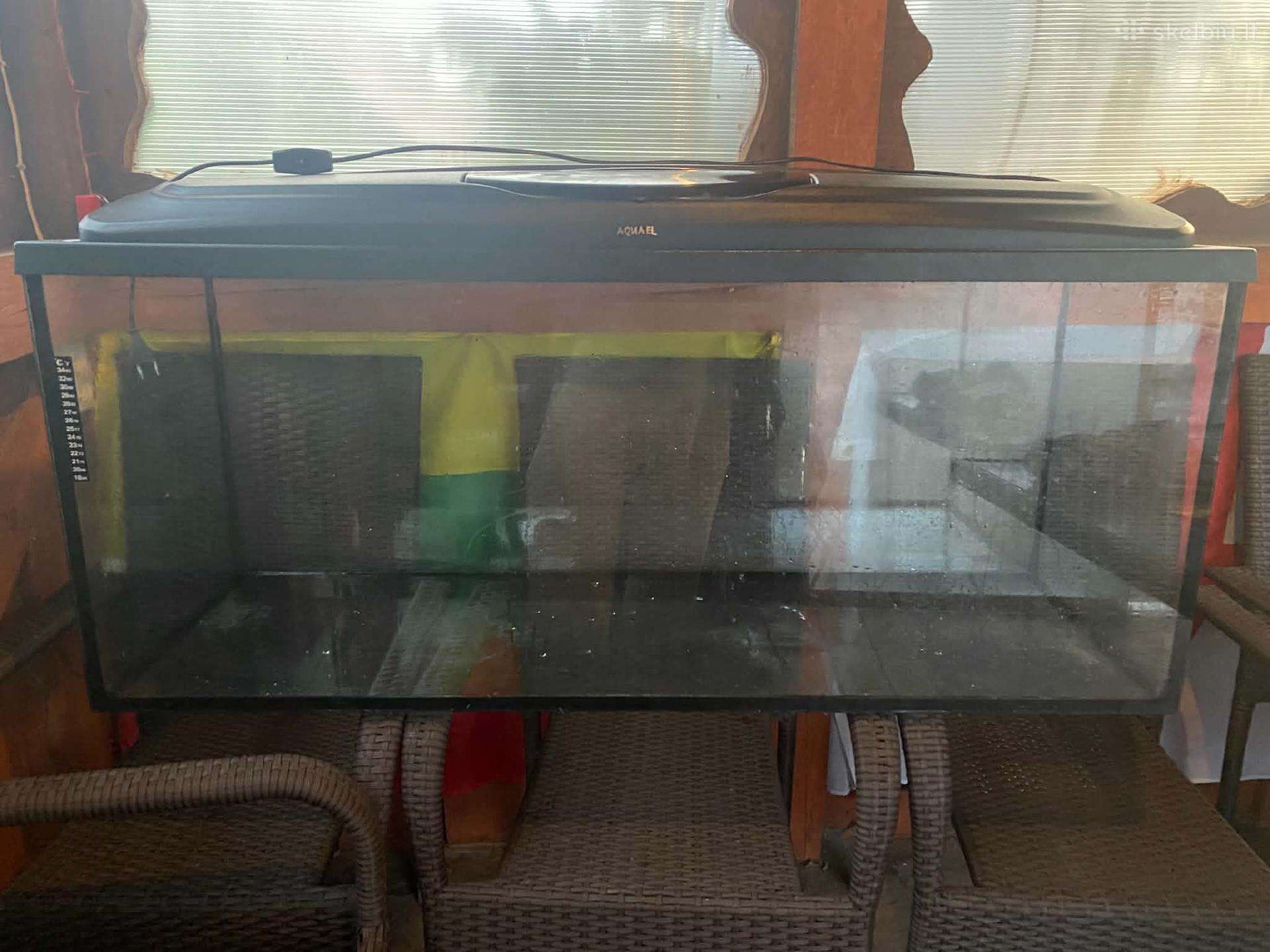 Akvariumas žuvytėms 300 L. Dangtis 3 šviesos LED.