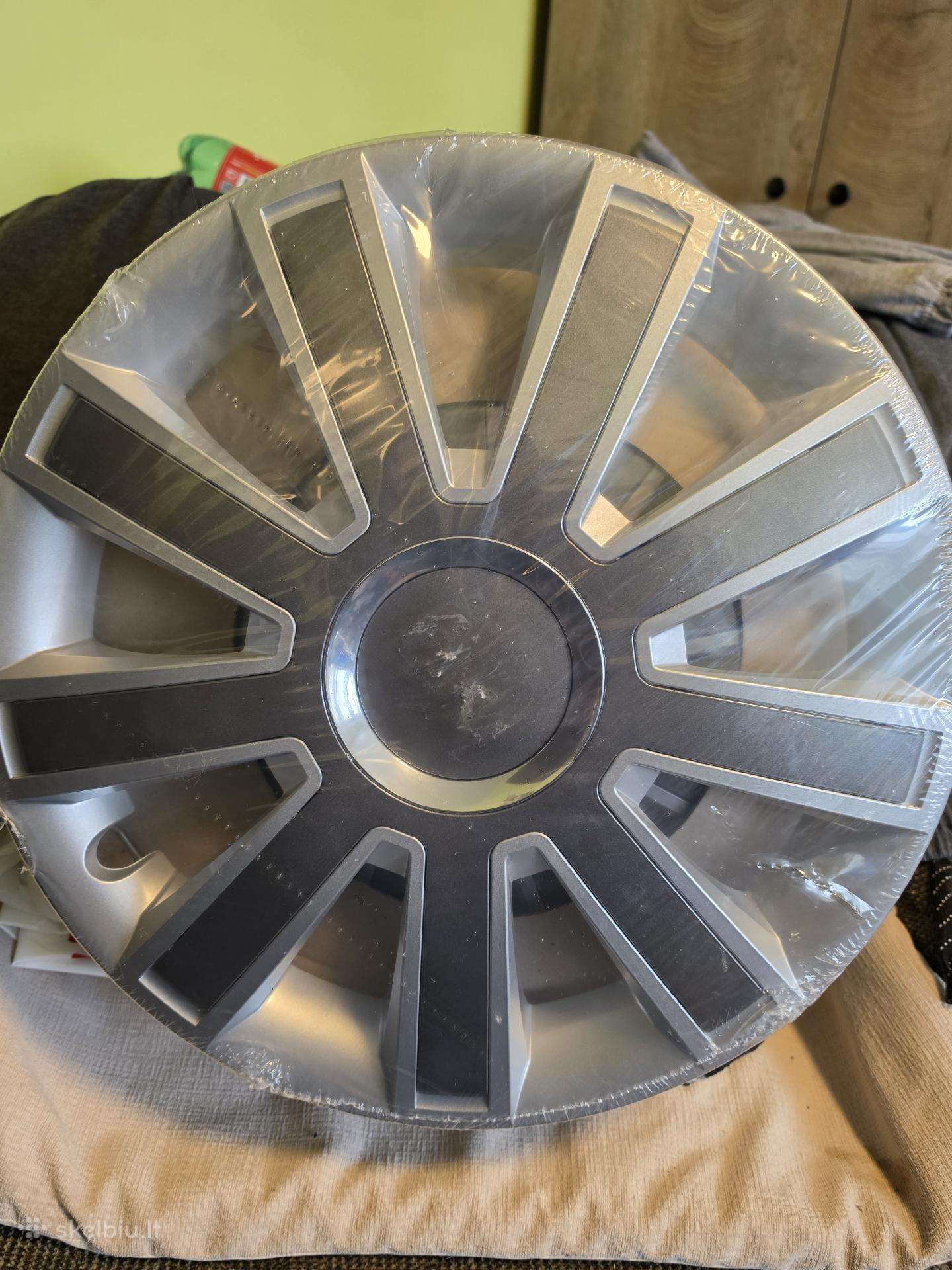 Audi R15 nauji ratų dangčiai.