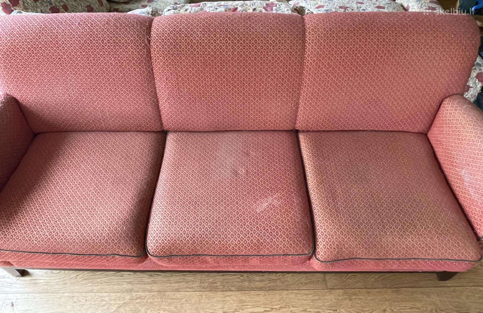 Klasikinio stiliaus sofa restauravimui