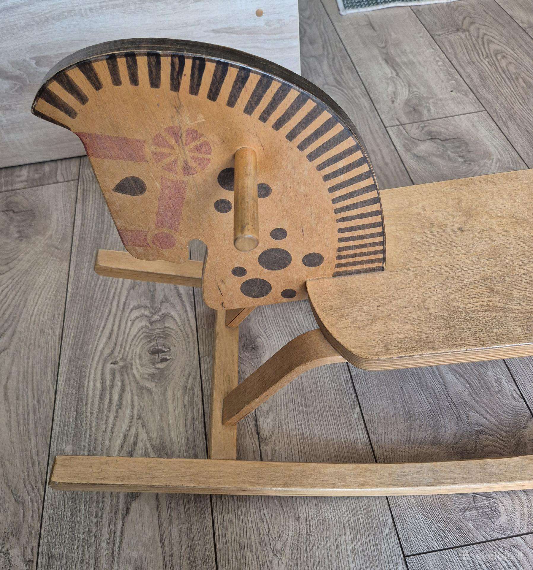 Medinis, rudas vaikiškas supamasis arkliukas