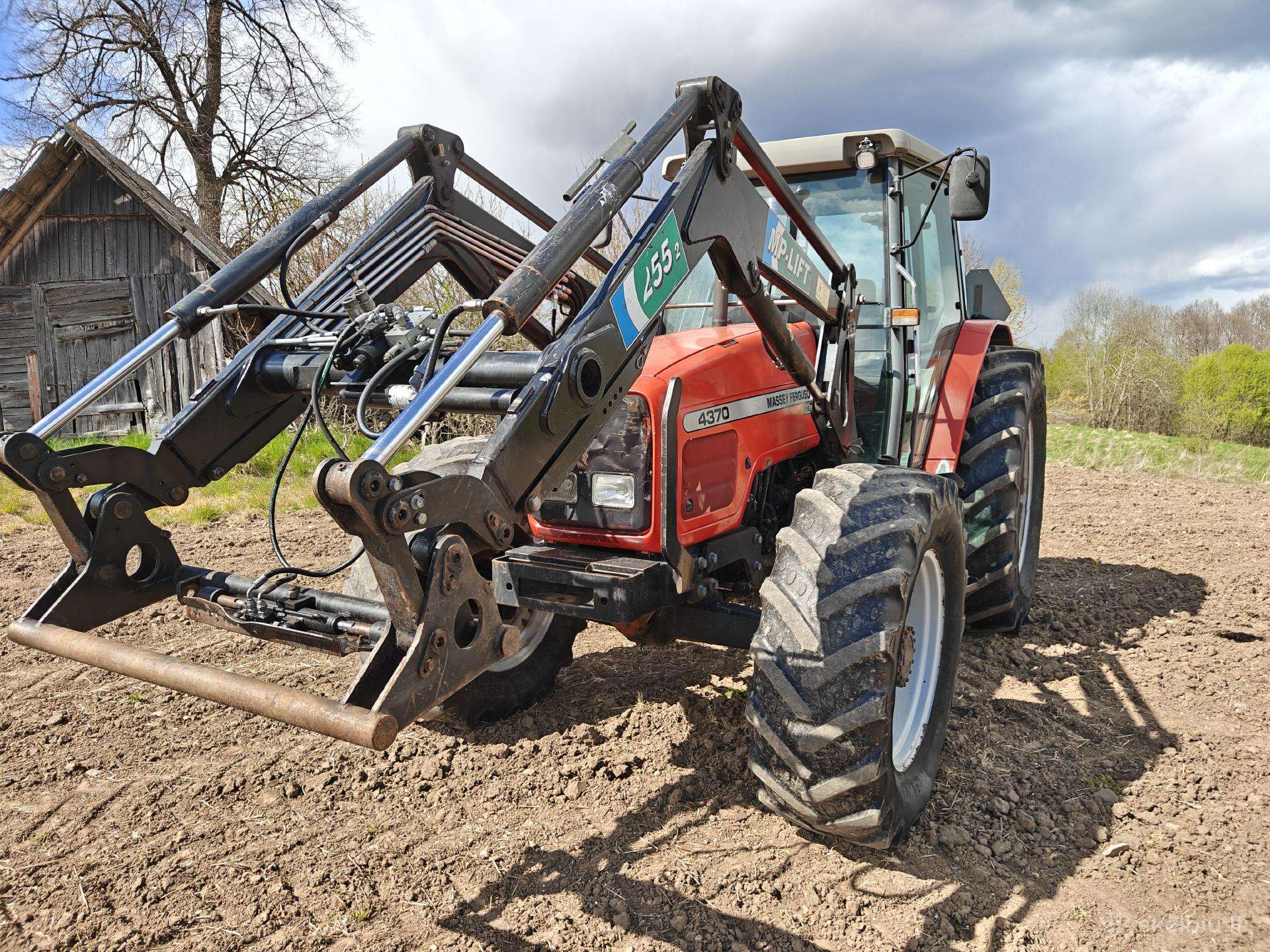 Massey Ferguson 4370, traktoriai