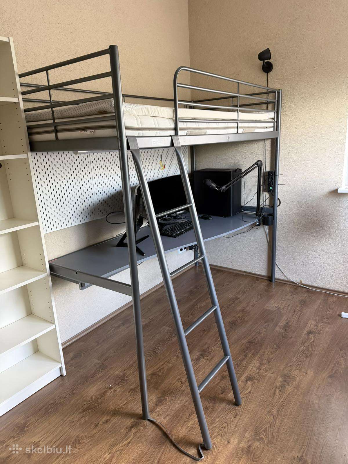 Parduodama dviaukštė metalinė lova su stalu