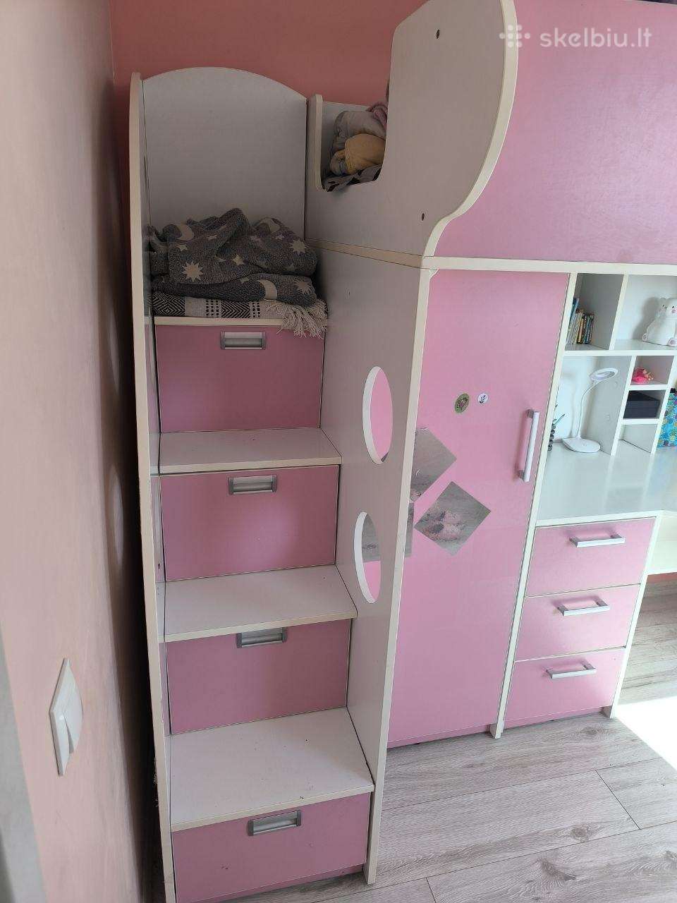 Vaikiška lovą su stalu