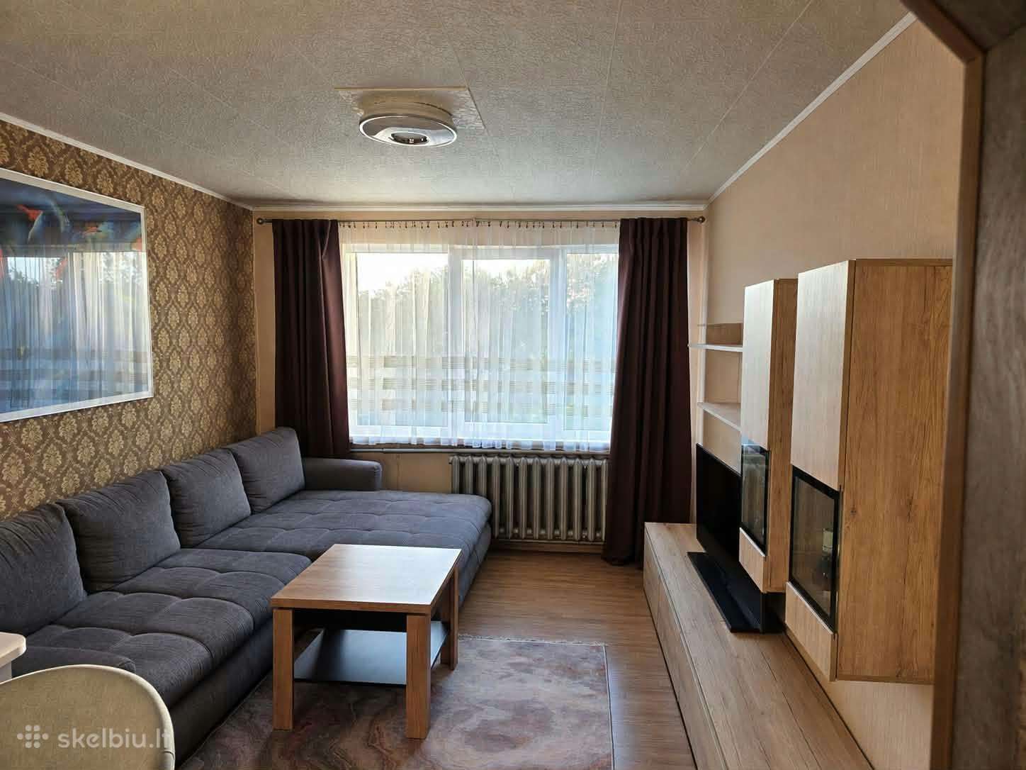 Parduodamas erdvus 2 k.butas su balkonu ir rusiu.