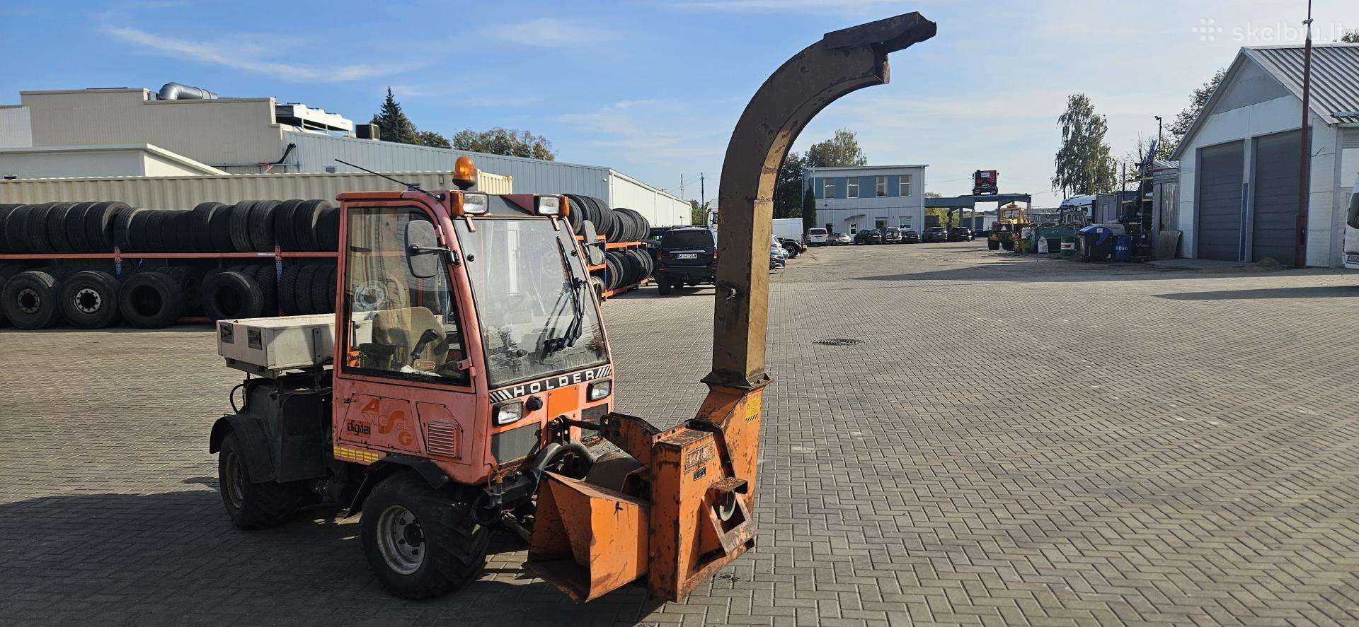 Šakų smulkintuvas ant mini traktoriaus