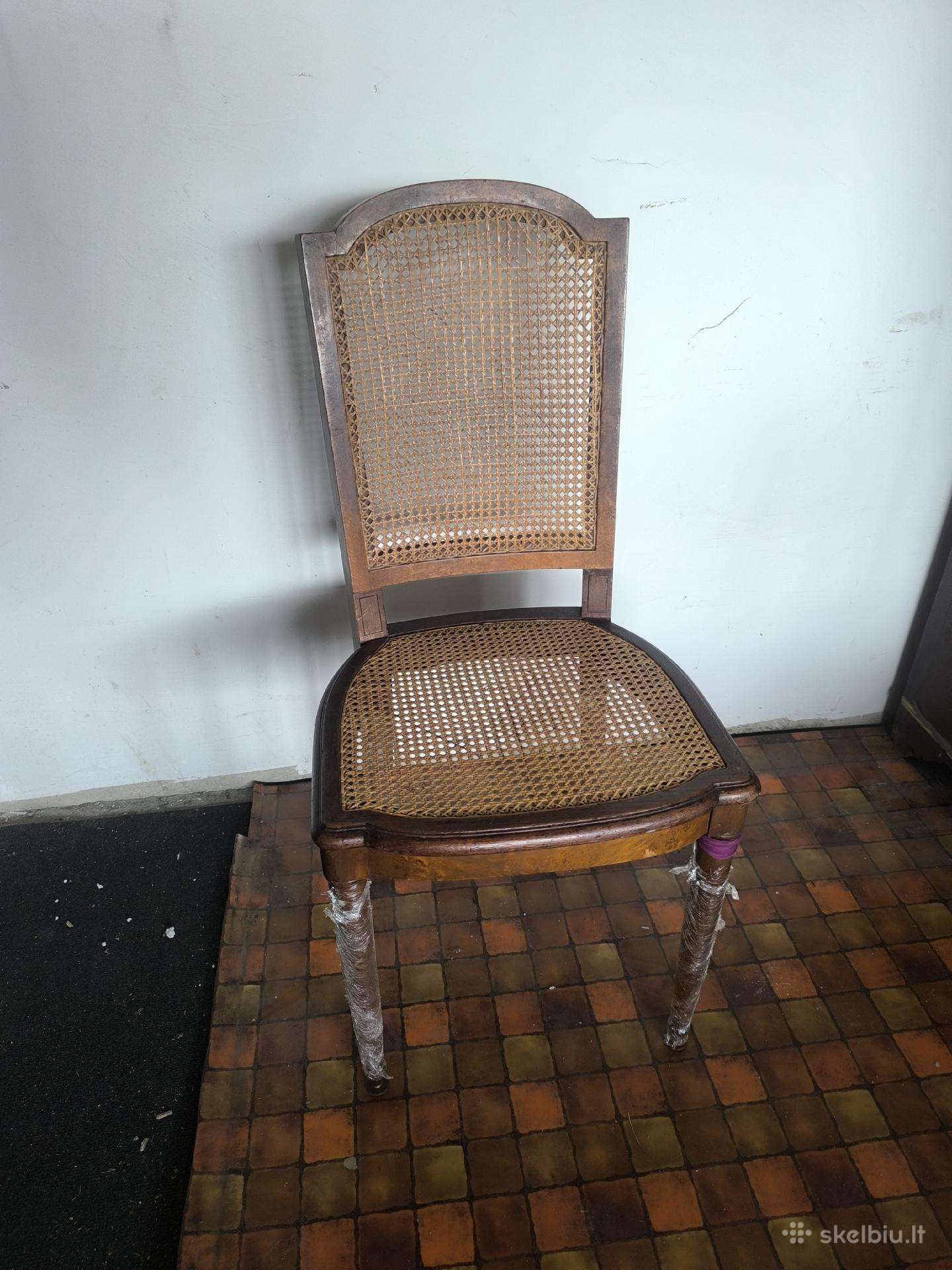 Vintažine kėdė su pintomis detalėmis