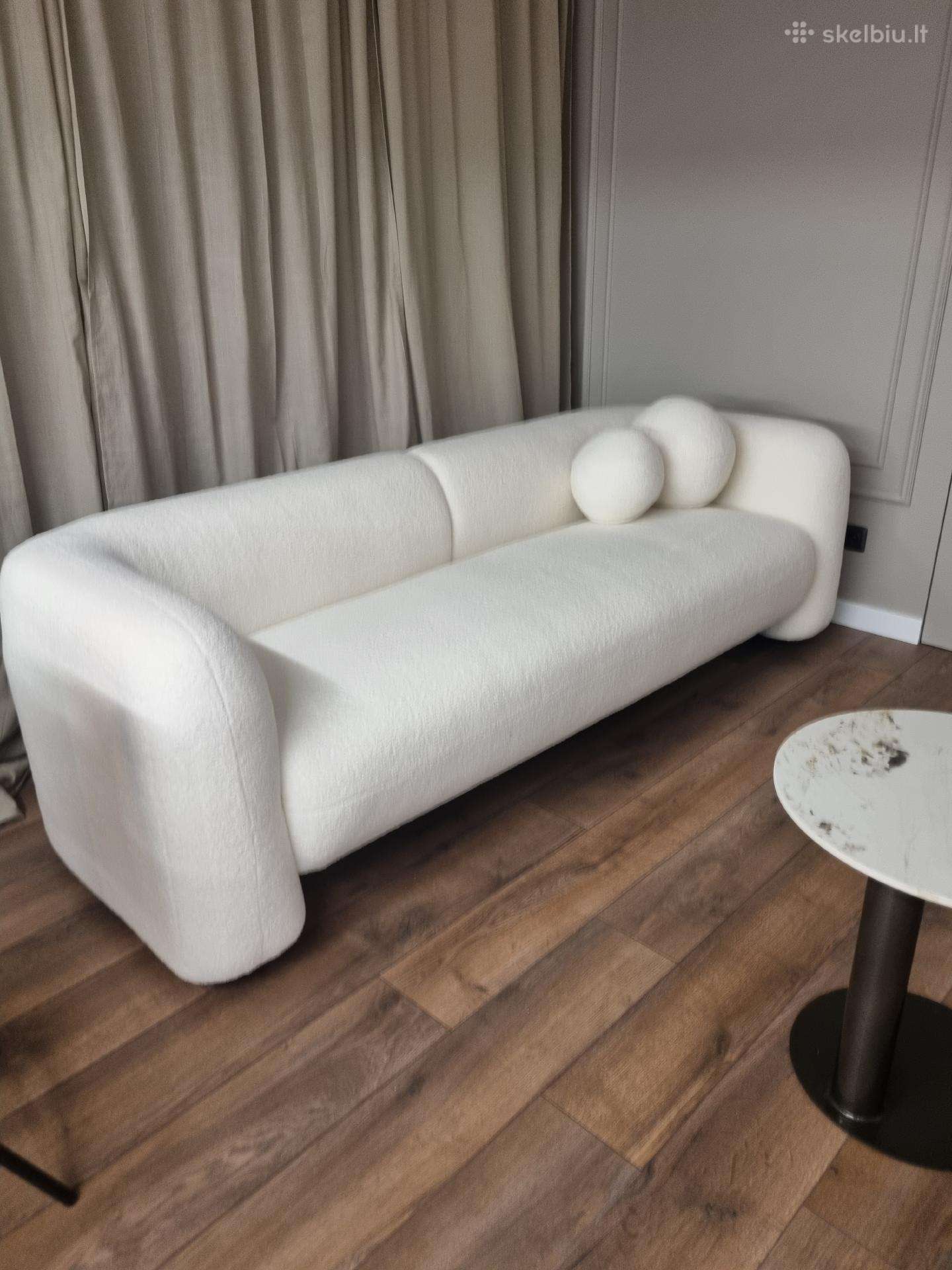 Nauja šiuolaikiška svetaines sofa.
