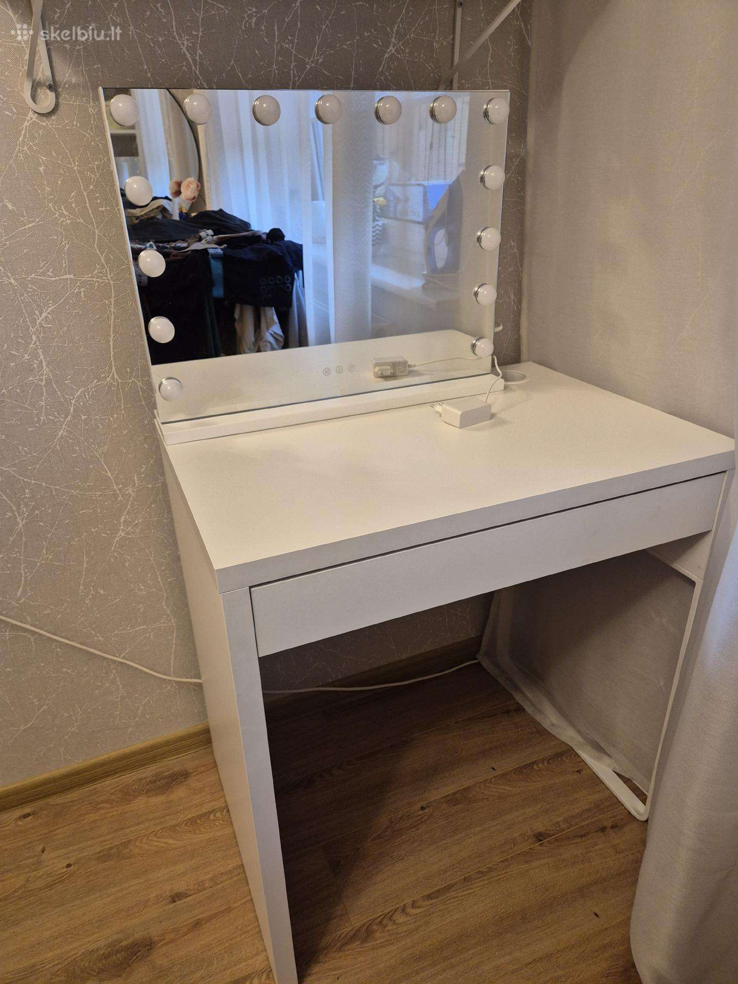 Kosmetinis staliukas su makiažo veidrodžiu