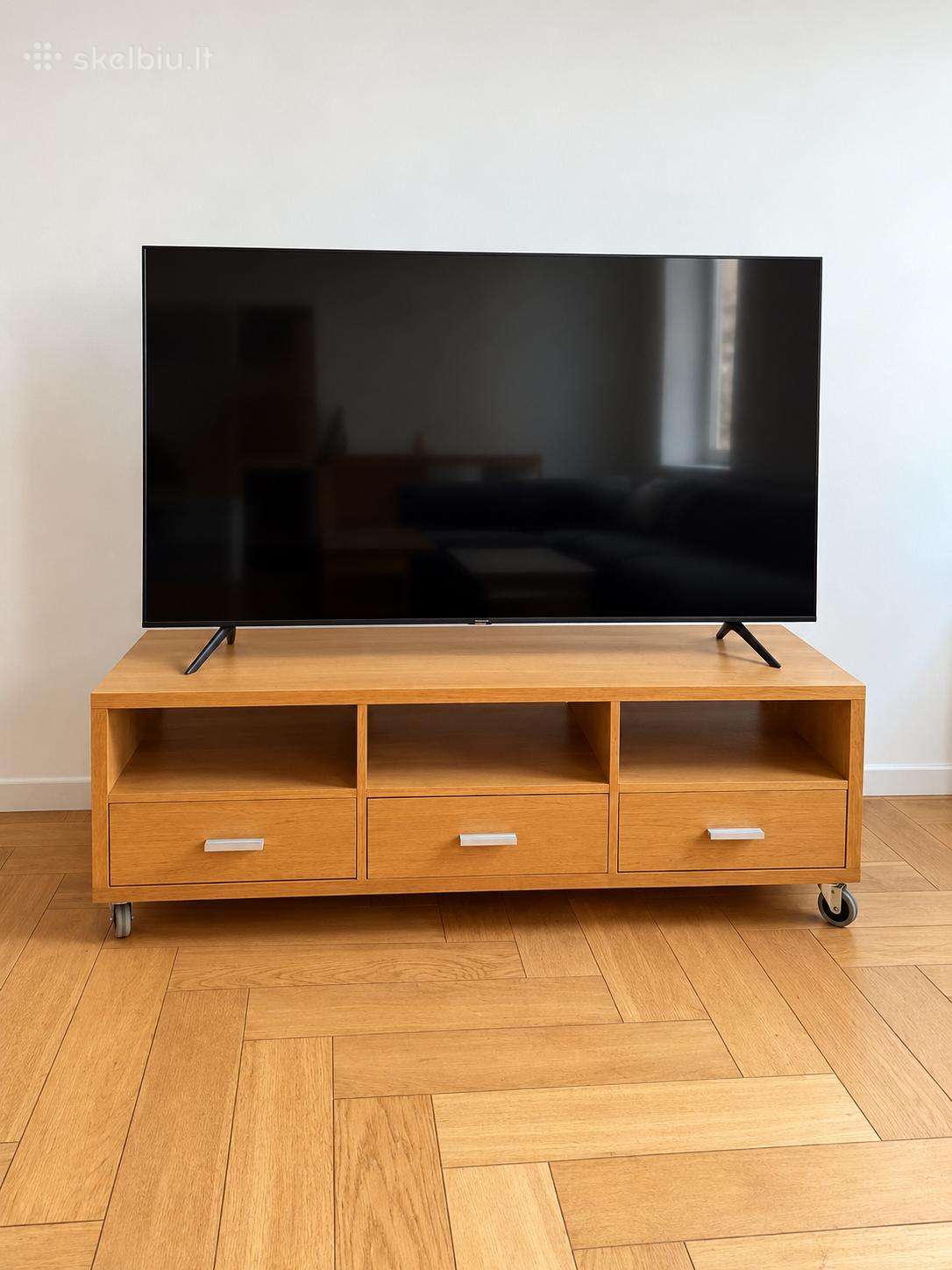 TV spintelė su 3 stalčiais ir ratukais
