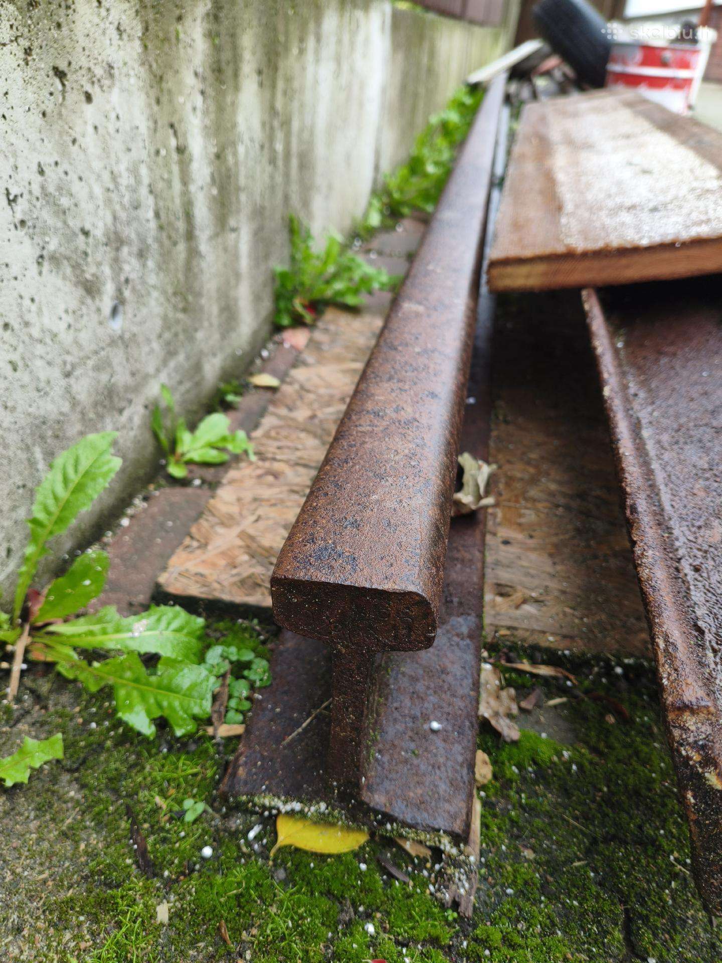 Parduodami geležinkelio bėgiai sijos metalinės.