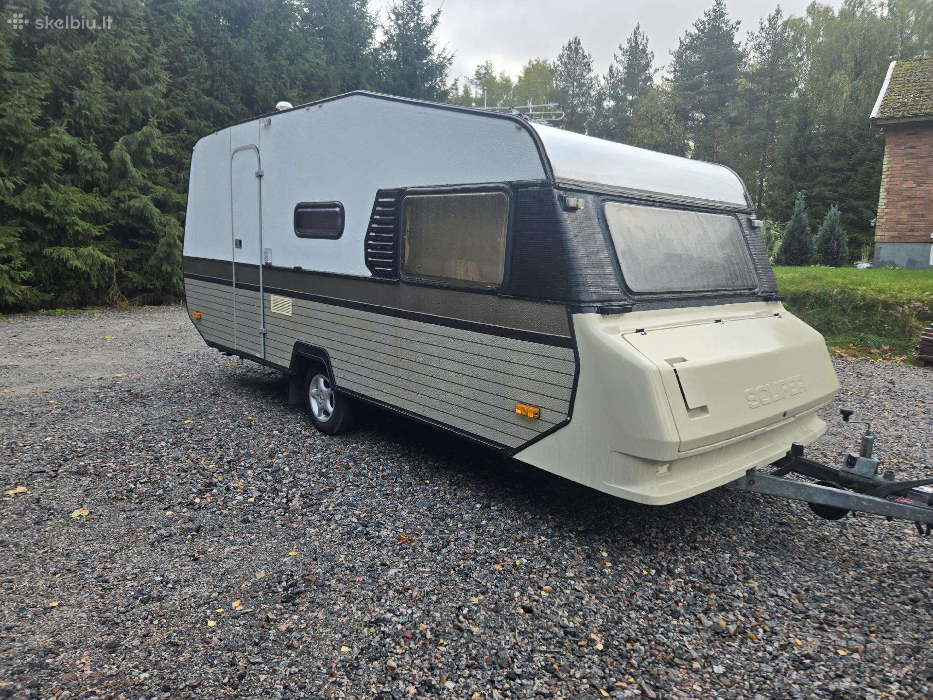Solifer firmos su lauko palapine