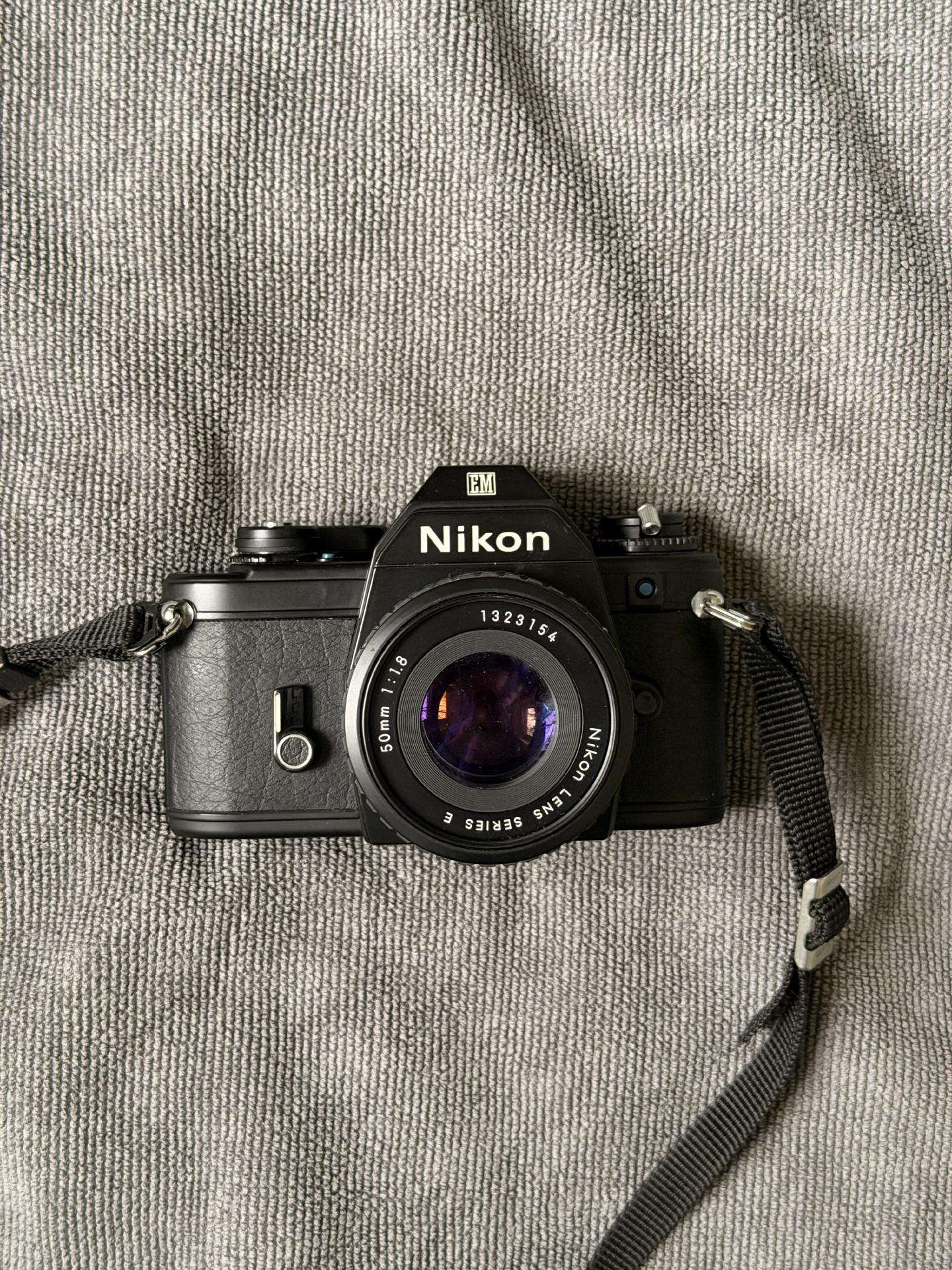Nikon em
