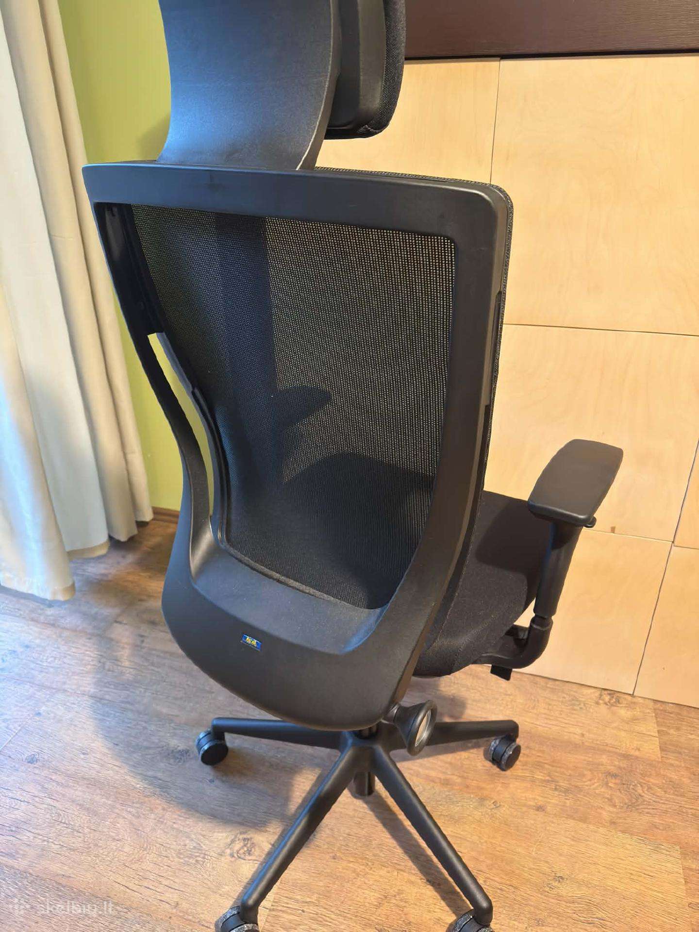 Musonas Trium Hru ergonomine biuro kede
