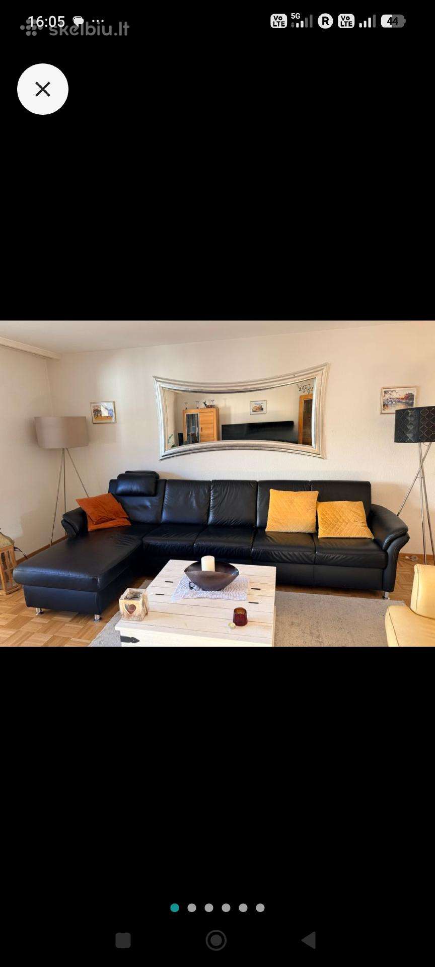 Juoda natūralios odos sofa su motorizuota dalimi