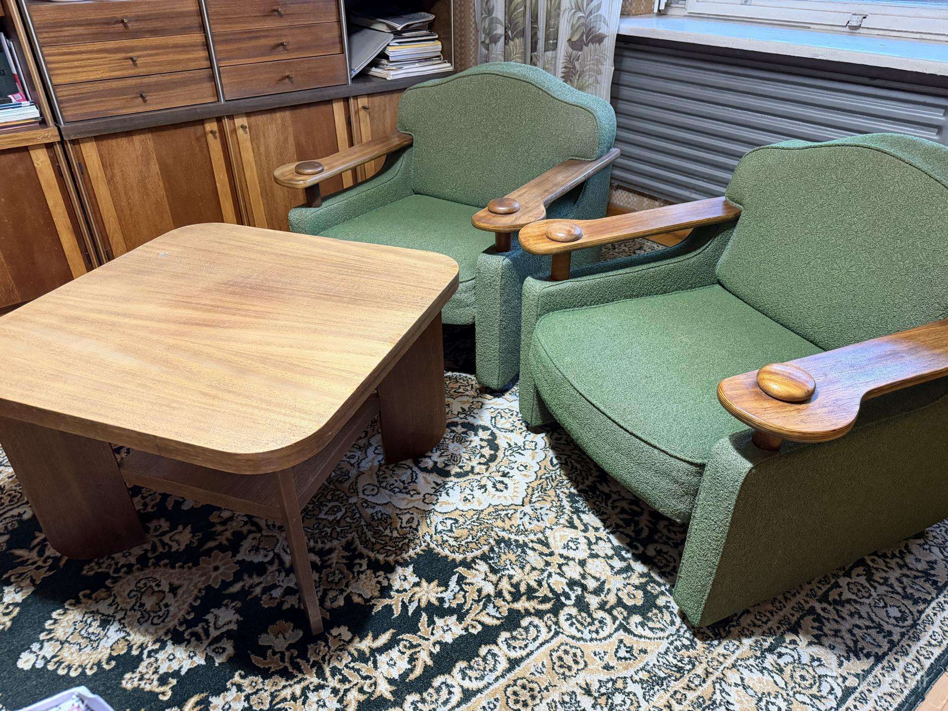 Vintažinis mid-century fotelis ir staliukas