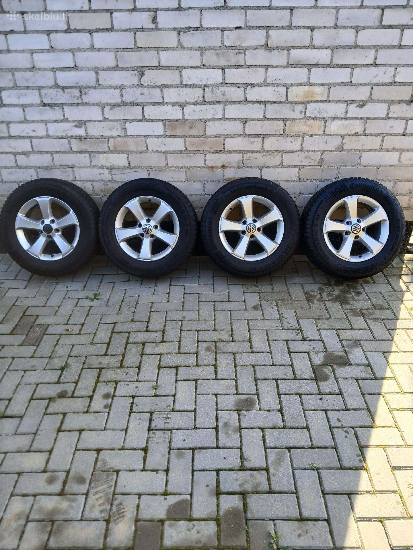 Parduodu r16 ratus su šipuotomis padangomi