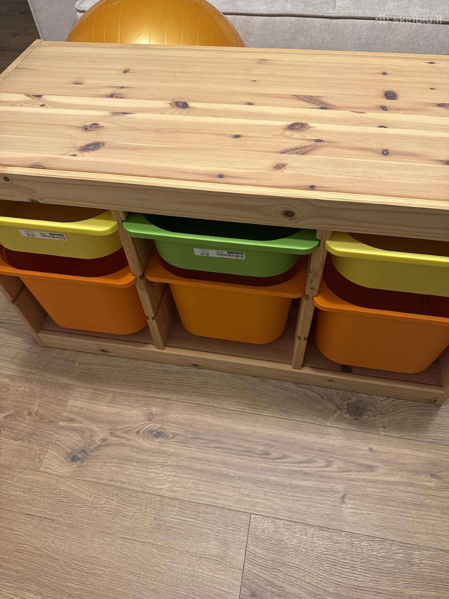 Ikea lentyna su stalciais