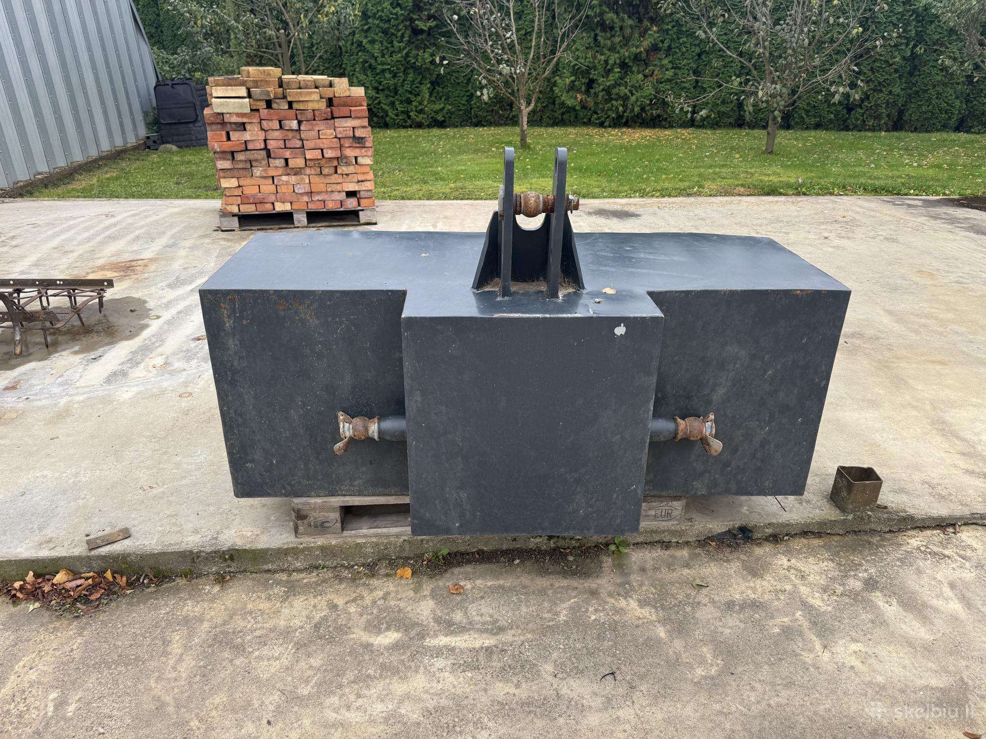 Priekinis traktoriaus svoris 2000 kg.