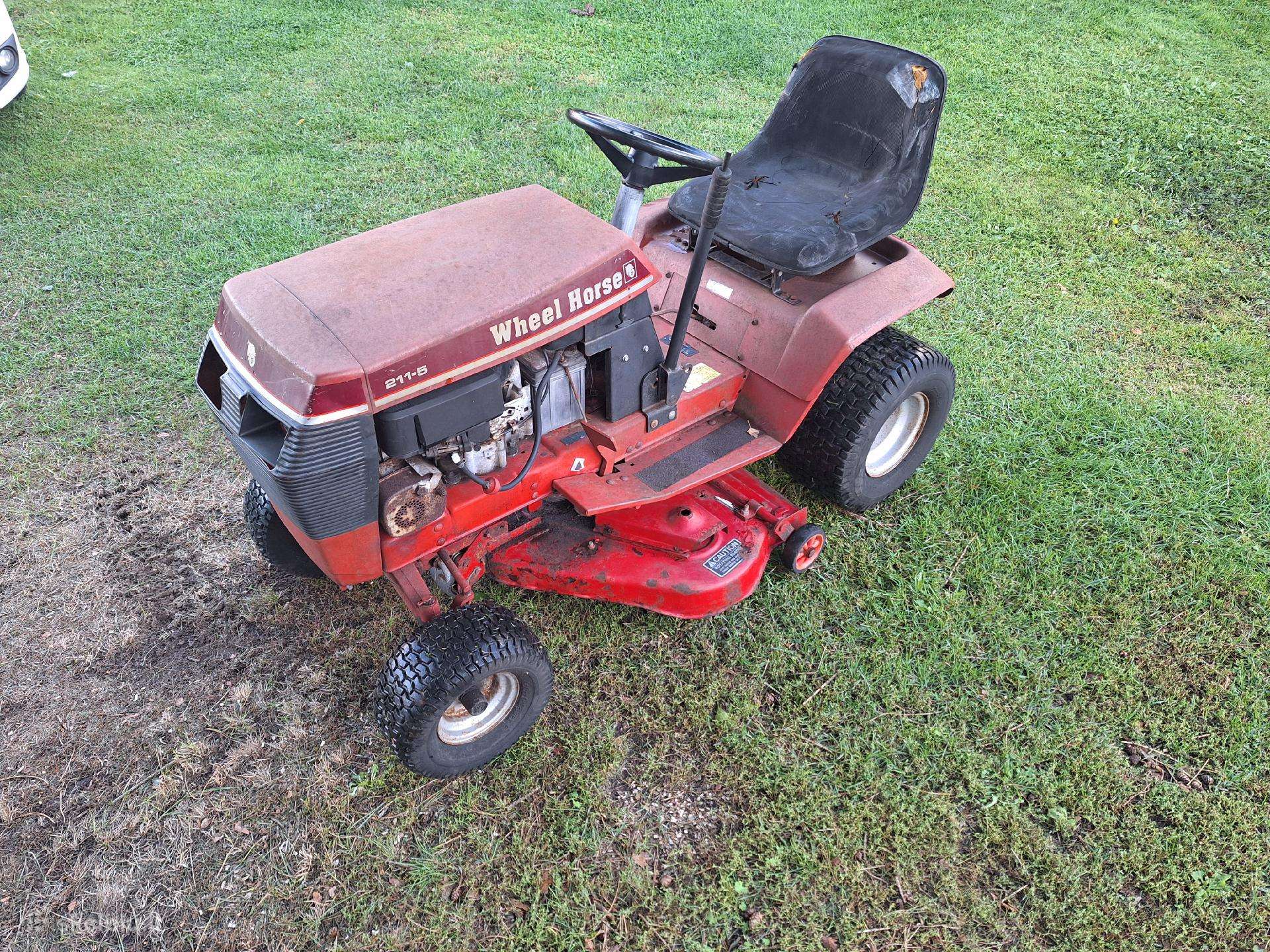 Toro Wheel Horse211-5 B&s 10hp Sodo traktoriukas