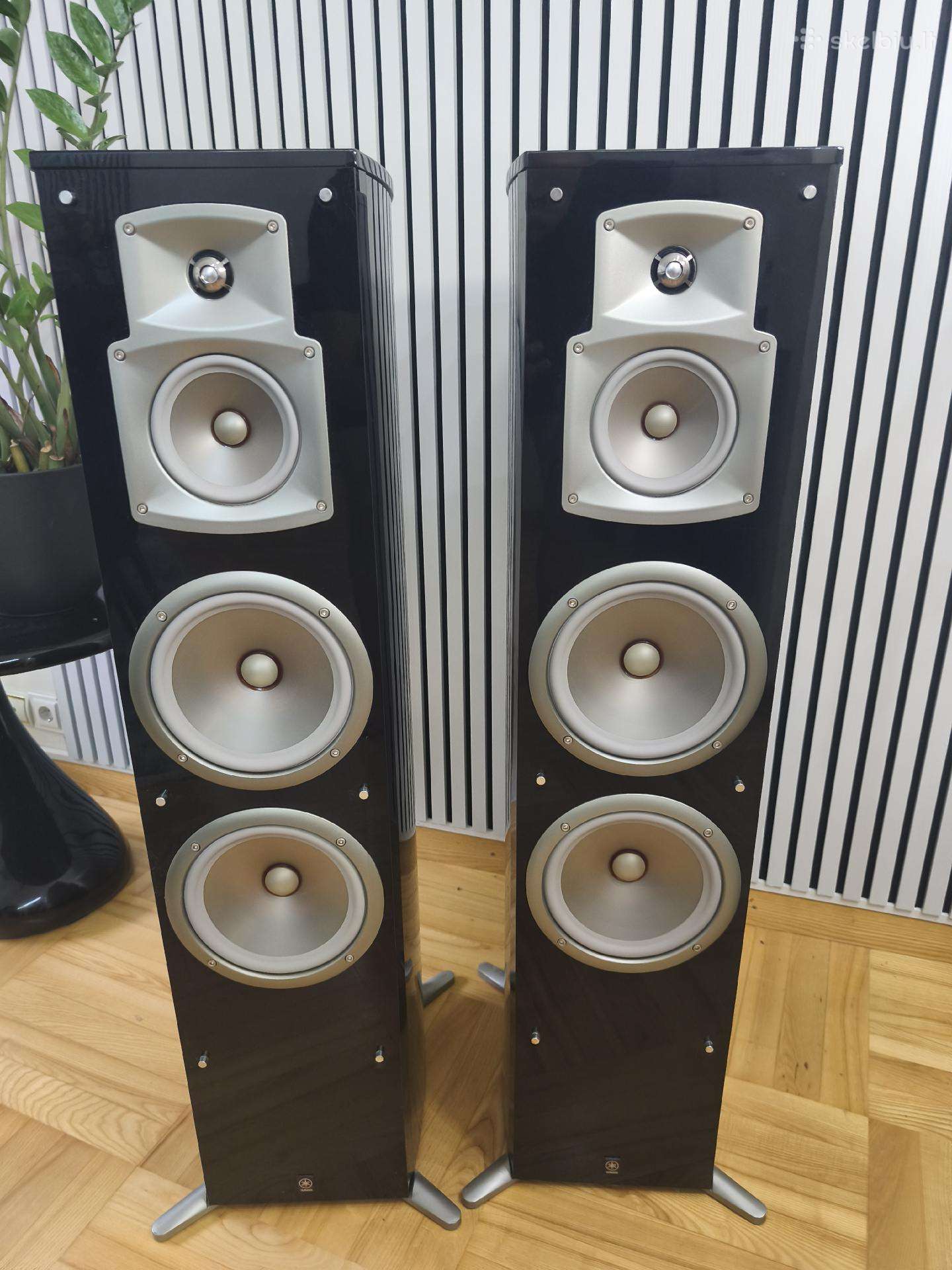Parduodamos grindinės kolonėlės Yamaha NS-777