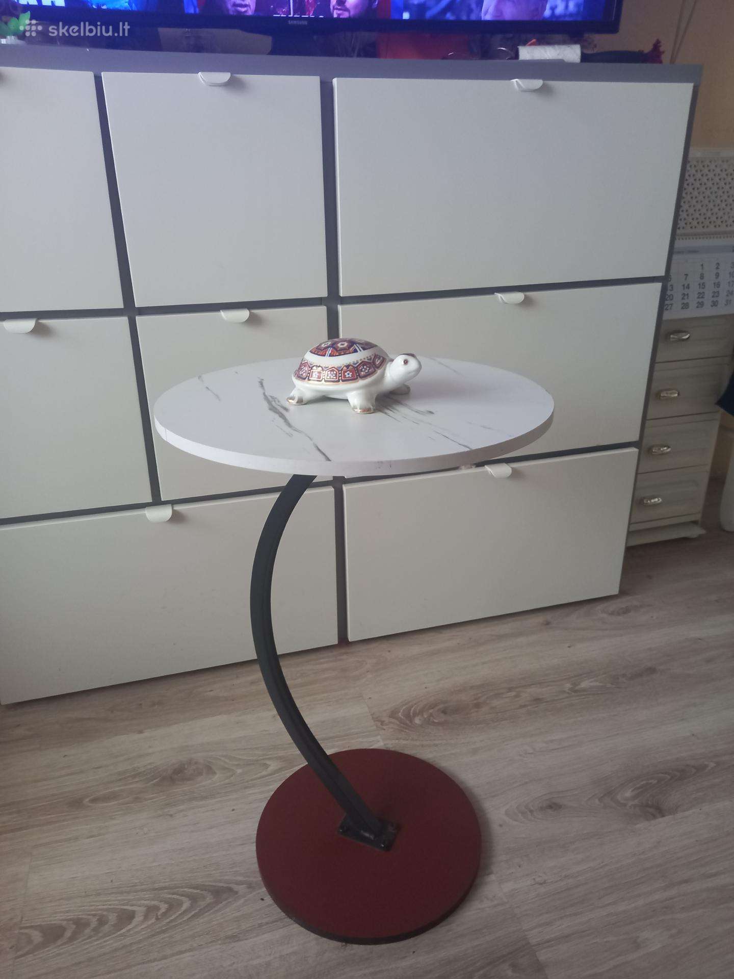 Stilingas žurnalinis / kavos staliukas (marmuro)