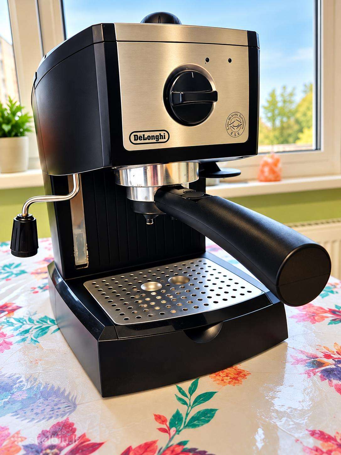 Delonghi kavos aparatas su pieno plakikliu